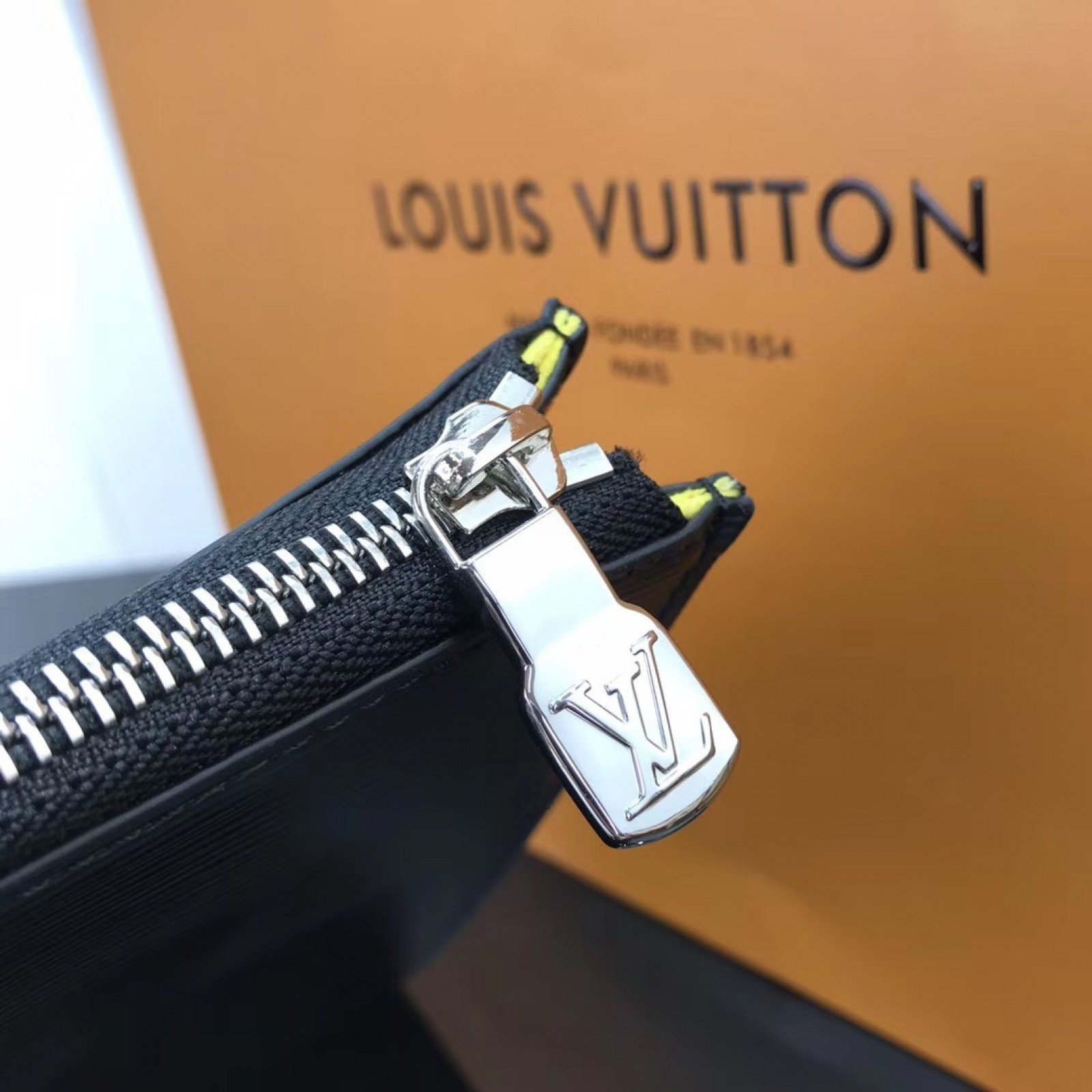 LV POCHETTE JOUR GM M64513