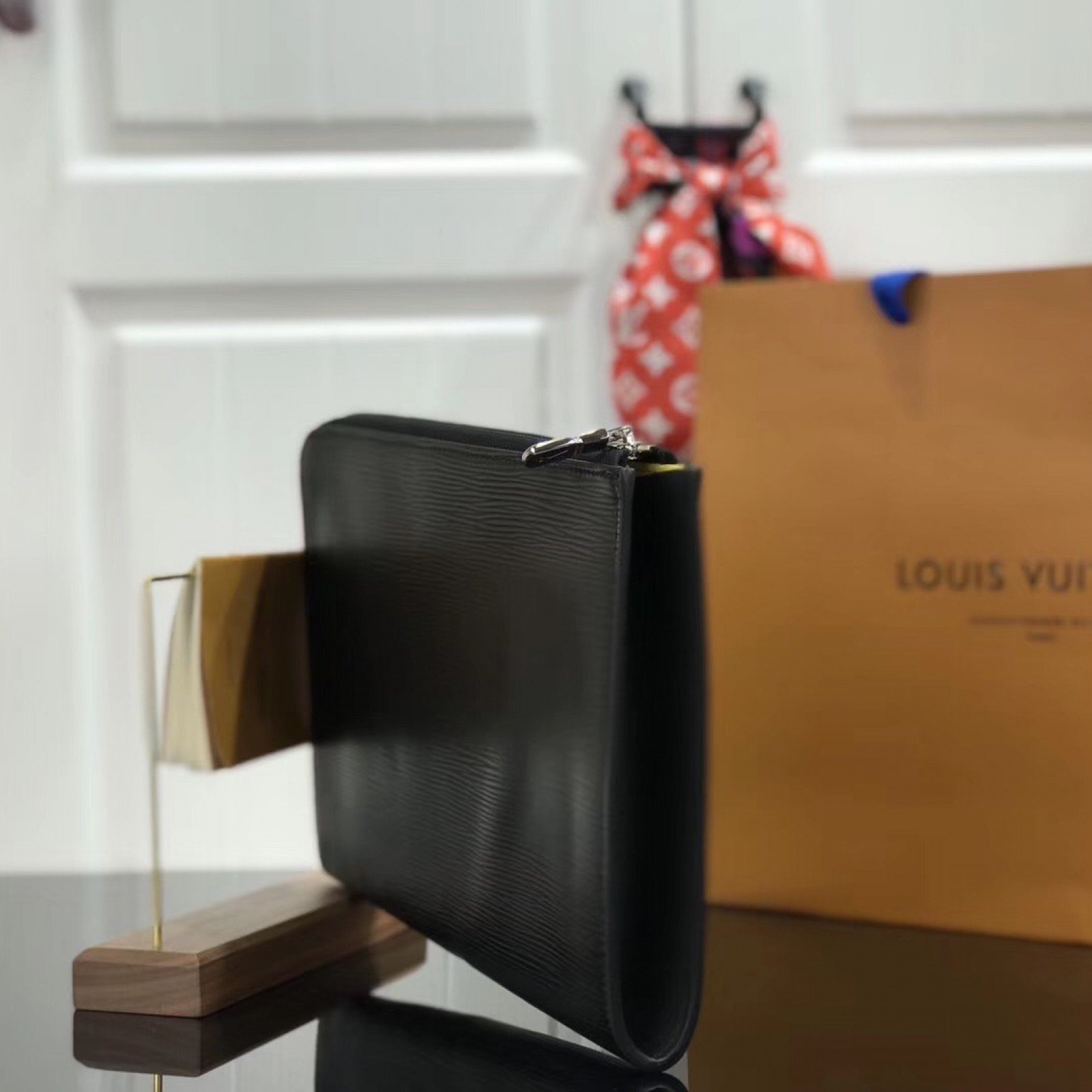 LV POCHETTE JOUR GM M64513