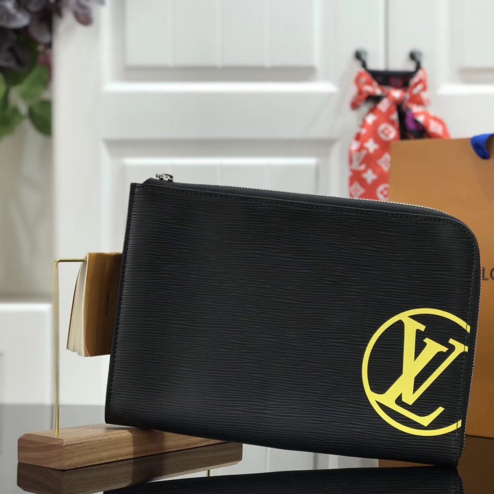 LV POCHETTE JOUR GM M64513