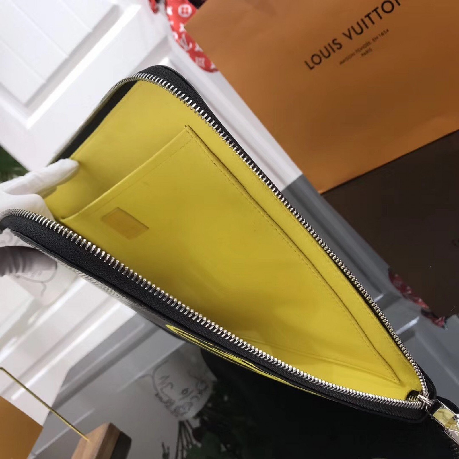 LV POCHETTE JOUR GM M64513