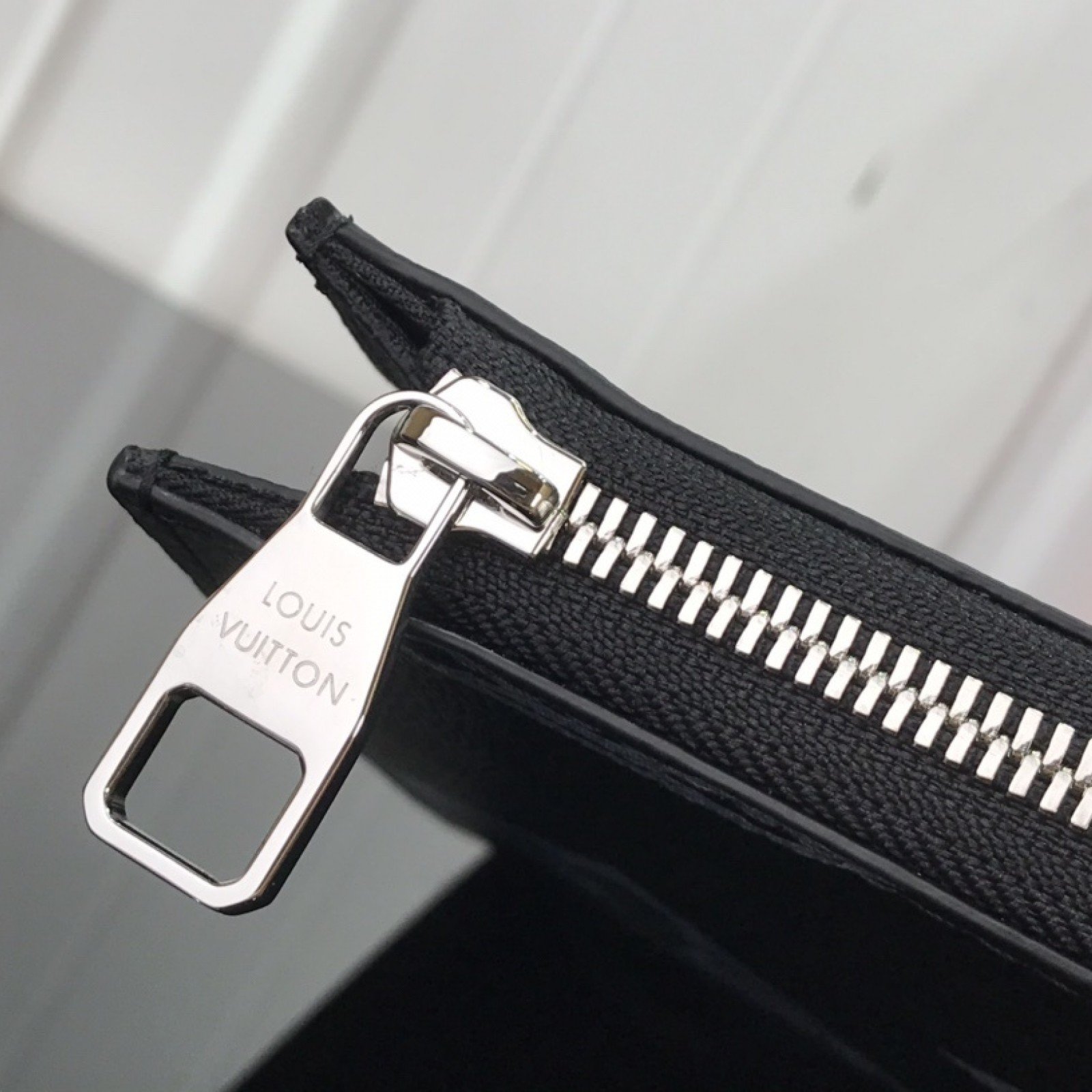 LV POCHETTE JOUR M80044