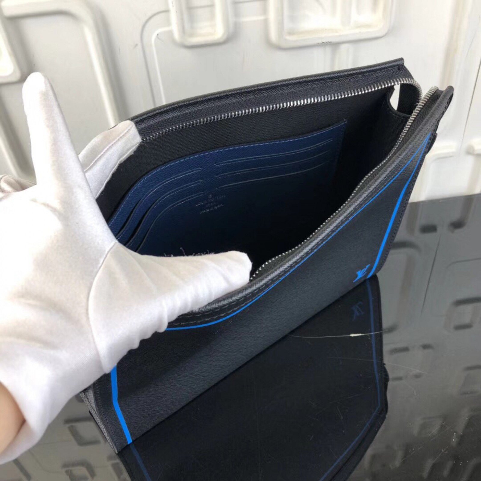 LV POCHETTE VOYAGE M30577