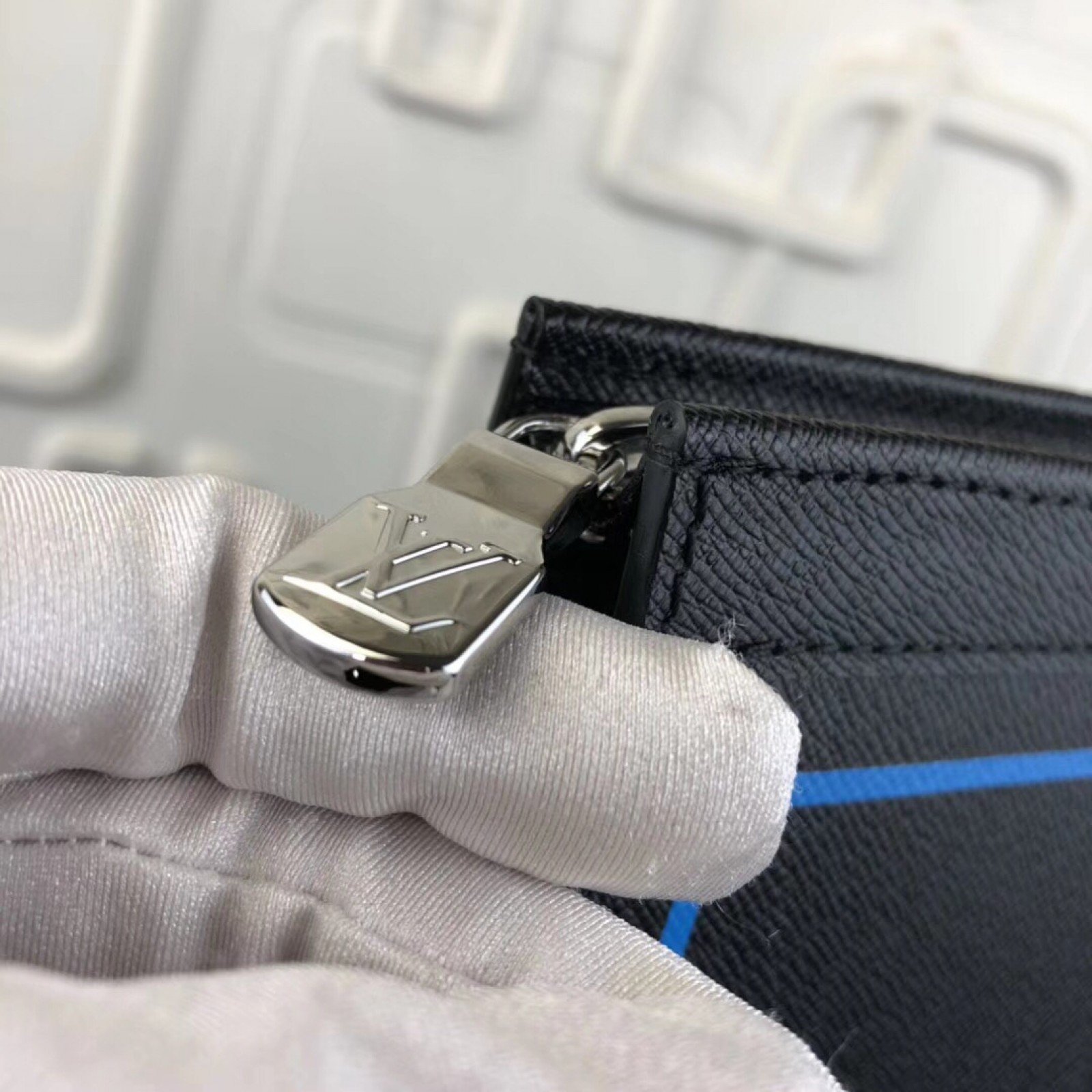 LV POCHETTE VOYAGE M30577