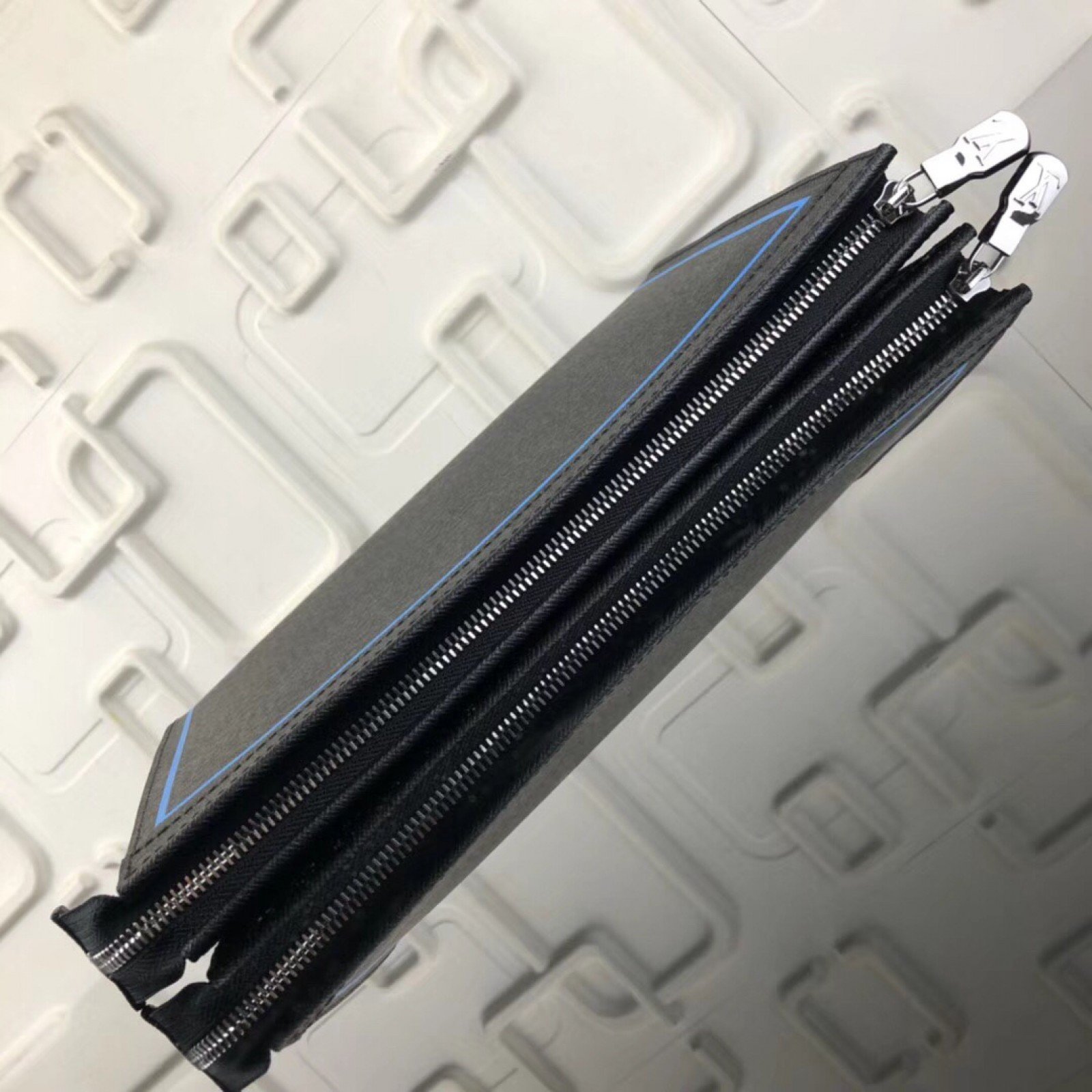LV POCHETTE VOYAGE M30577