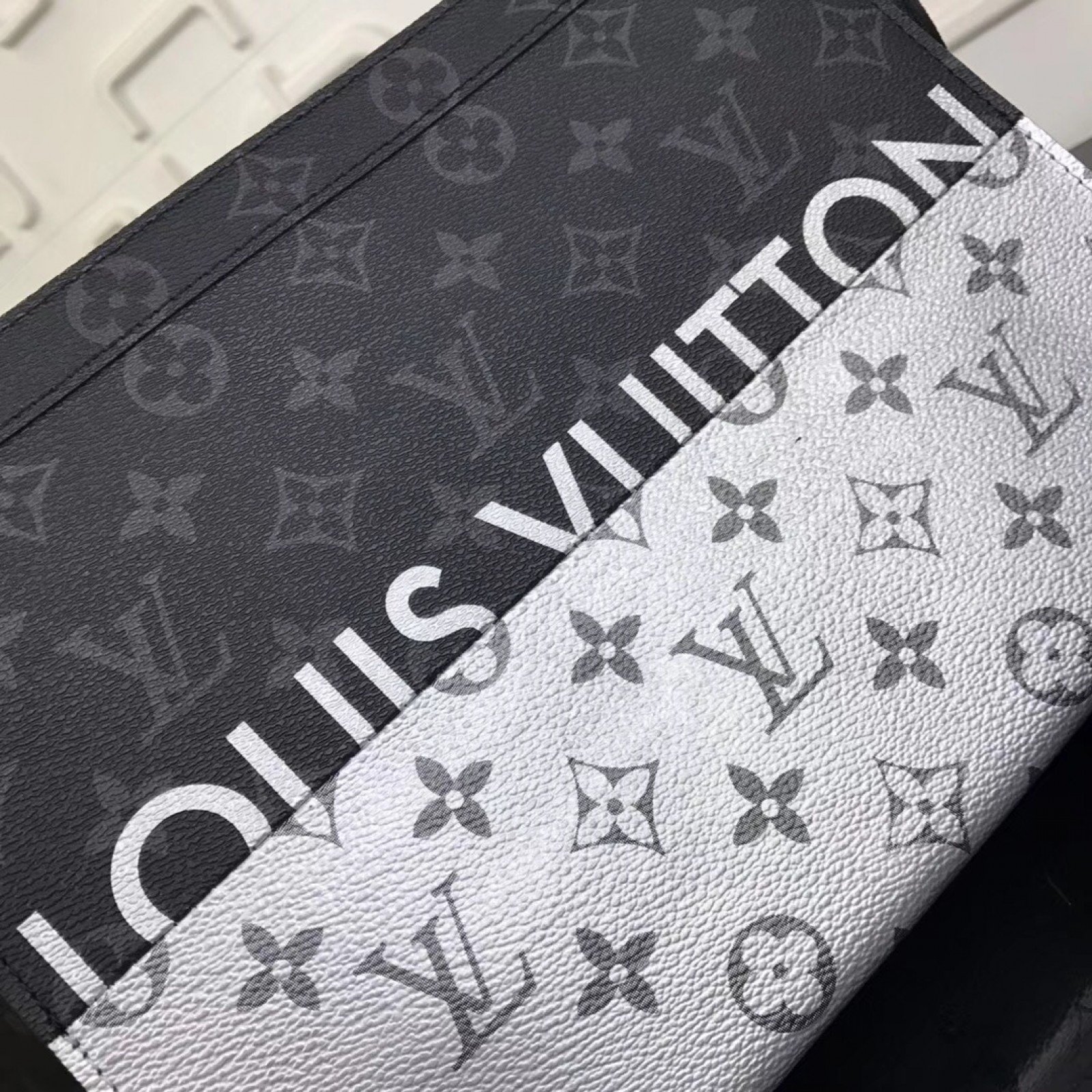 LV POCHETTE VOYAGE M63039