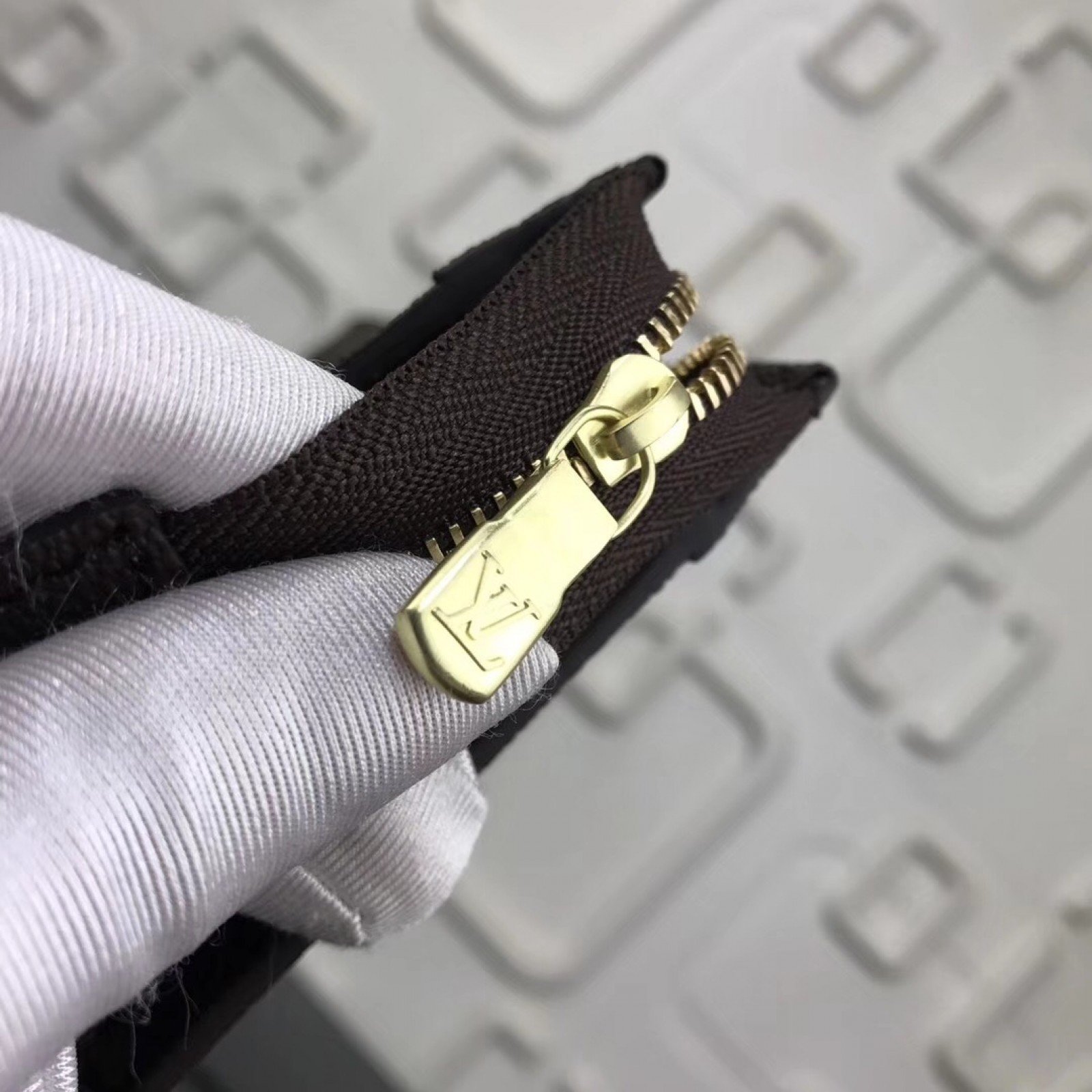 LV POCHETTE VOYAGE M63039