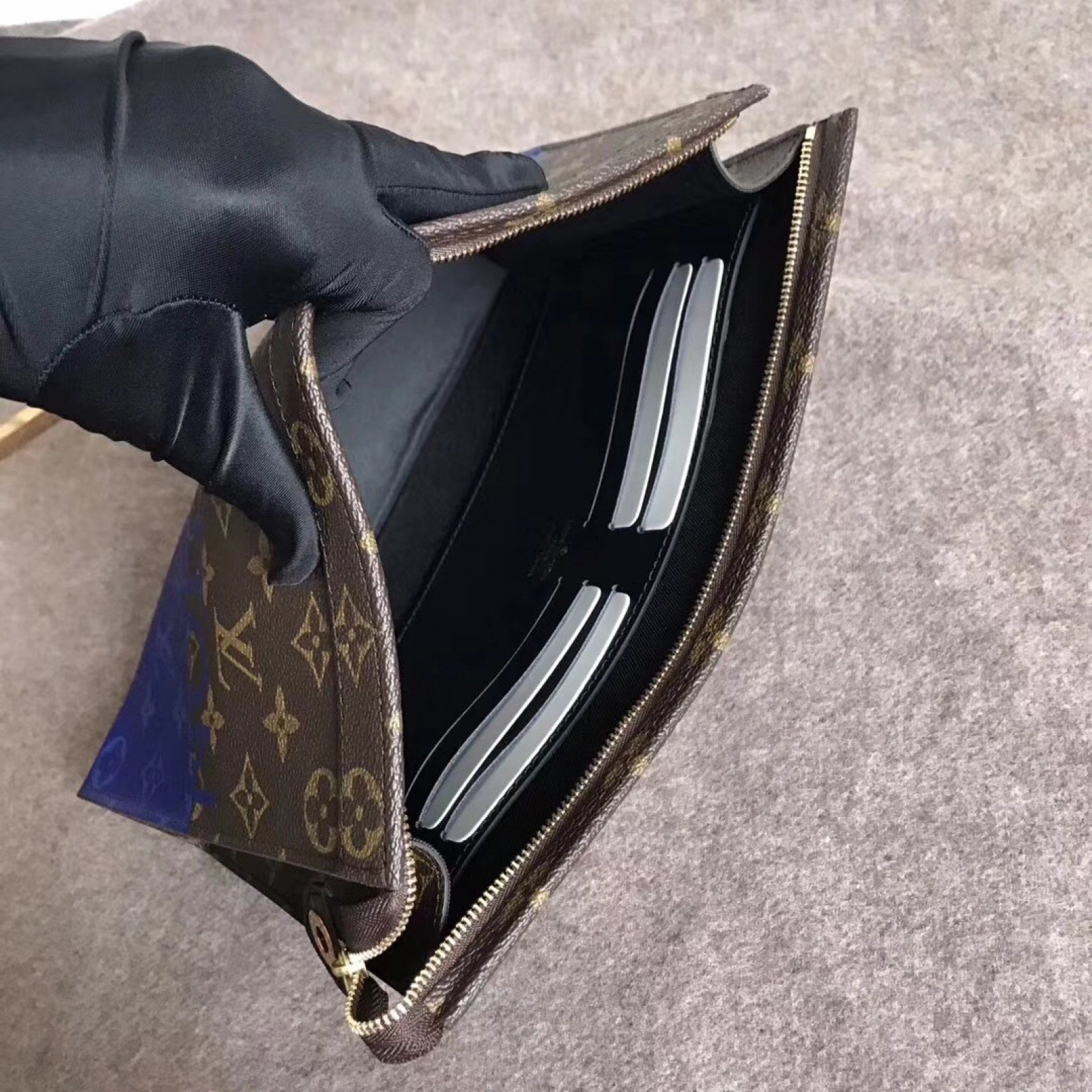 LV POCHETTE VOYAGE M63066
