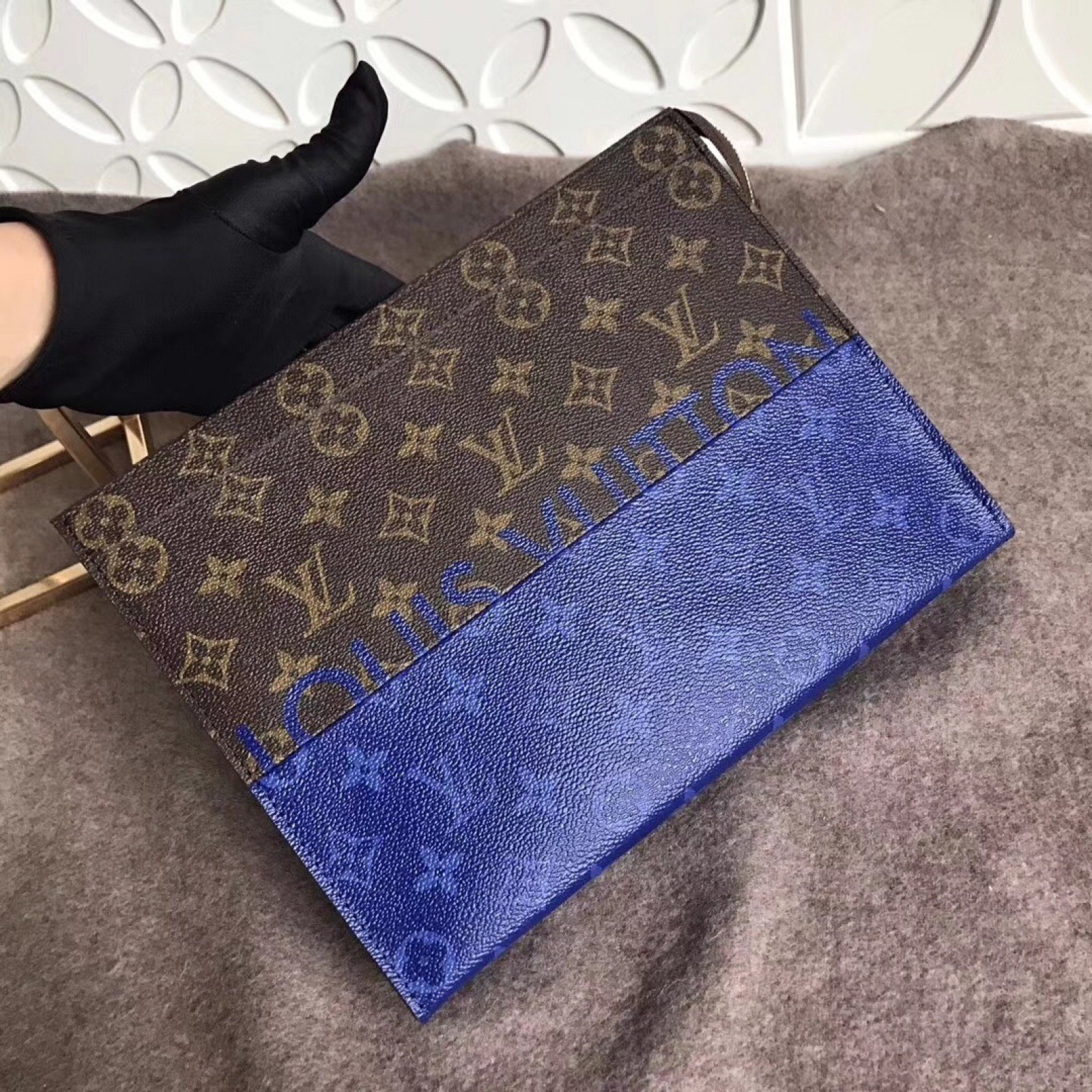 LV POCHETTE VOYAGE M63066