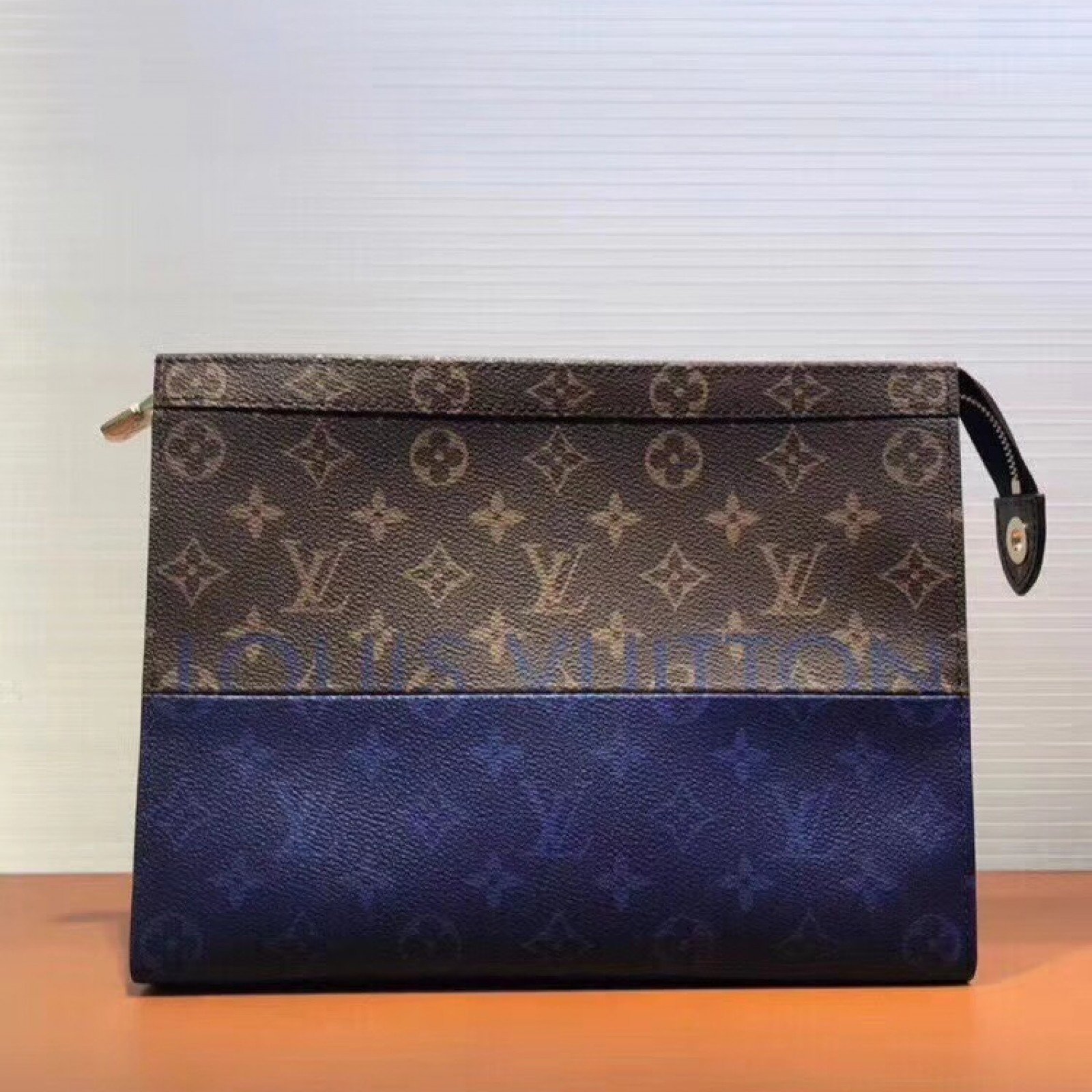LV POCHETTE VOYAGE M63066