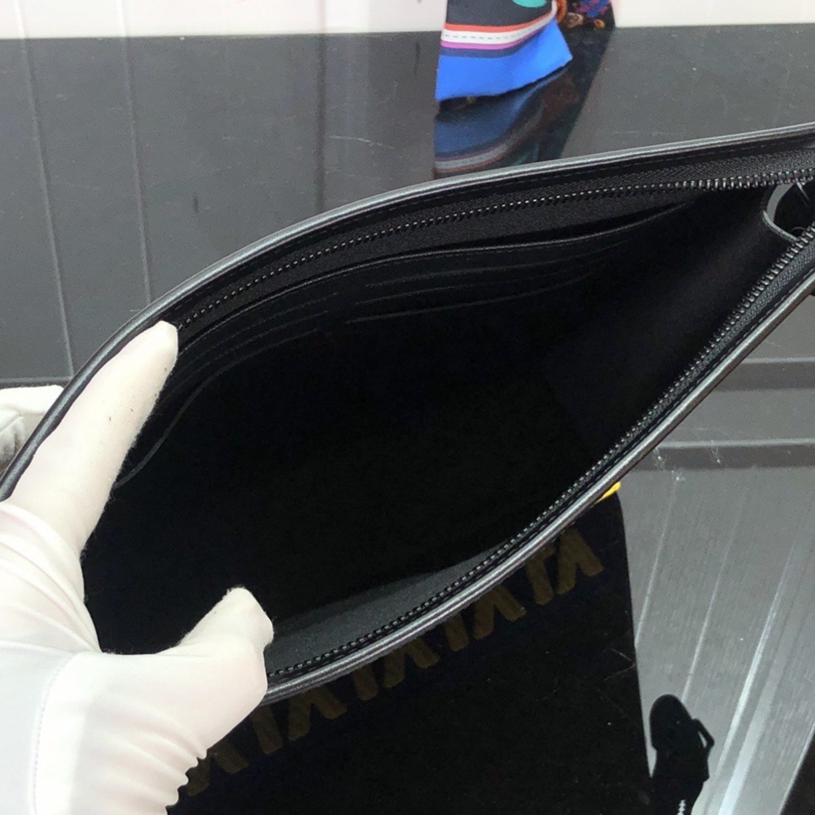 LV POCHETTE VOYAGE M80792