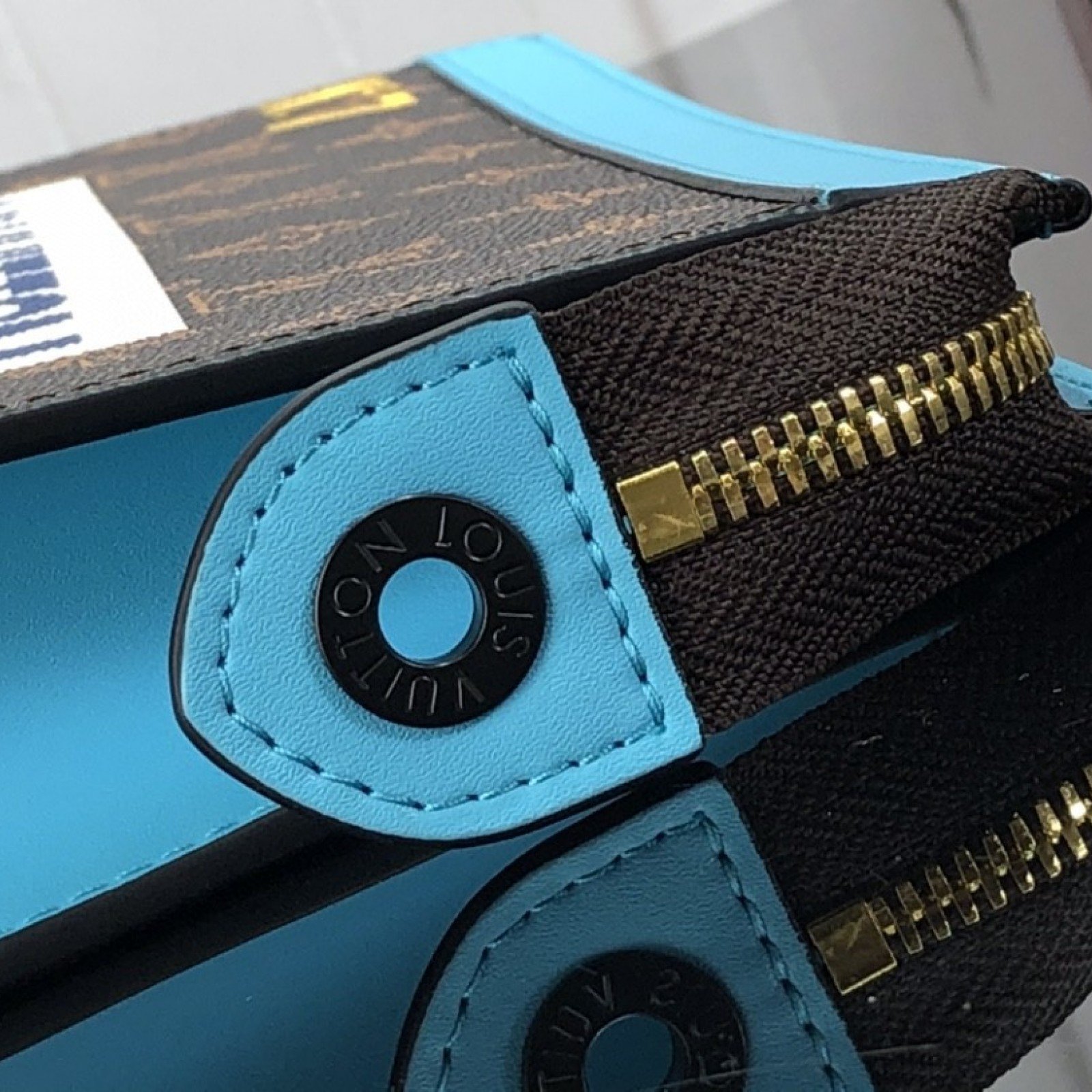 LV POCHETTE VOYAGE M81204