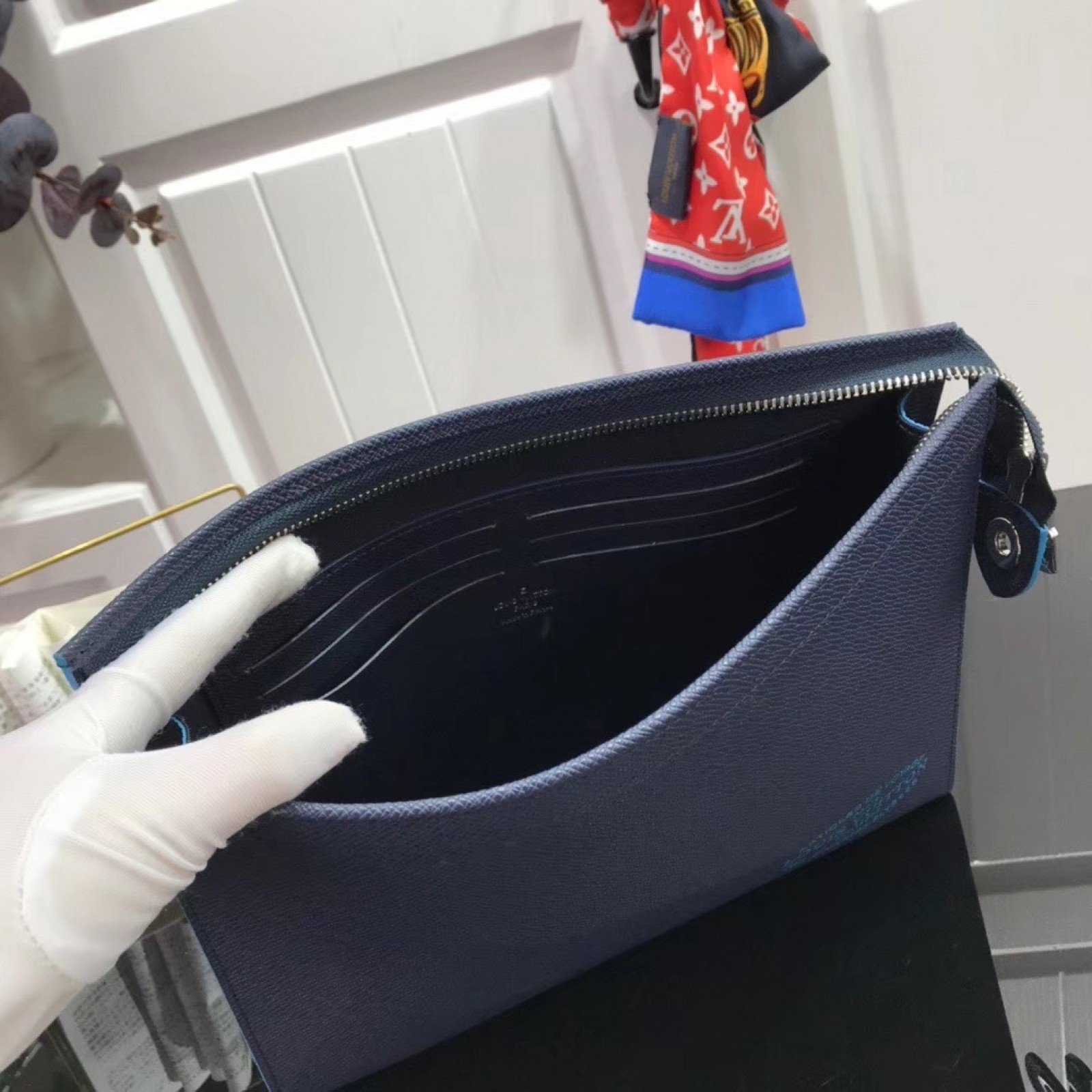 LV POCHETTE VOYAGE MM M30395