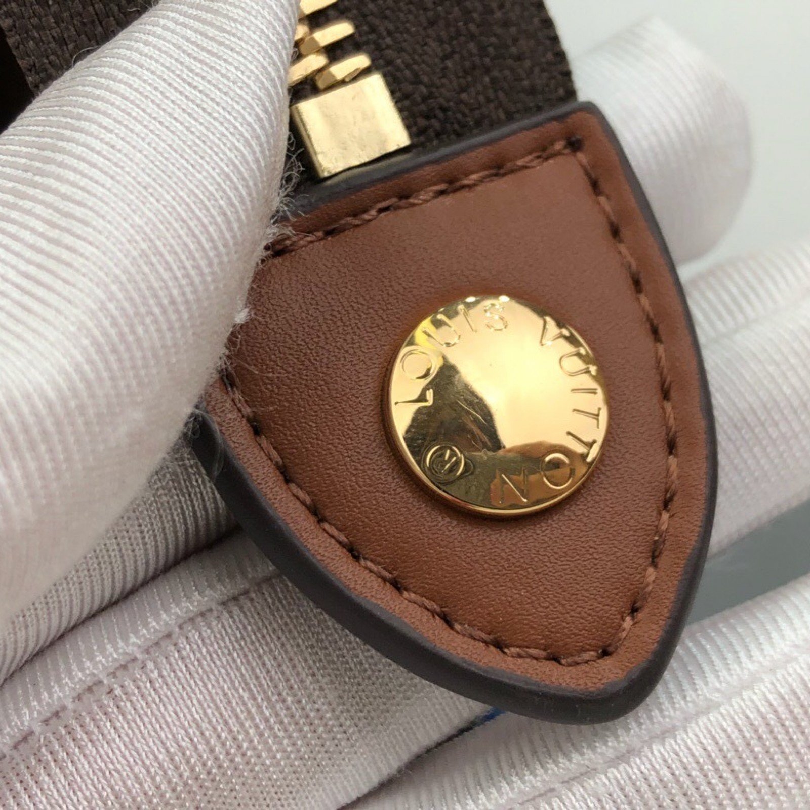 LV POCHETTE VOYAGE MM M44178