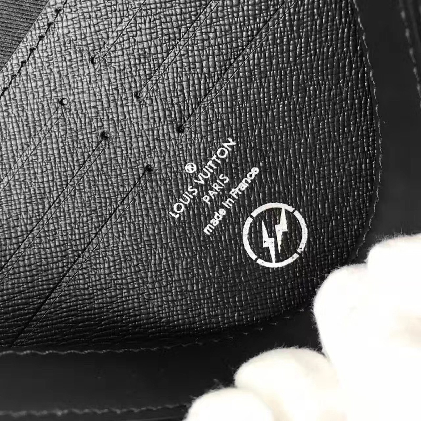 LV POCHETTE VOYAGE MM M64440