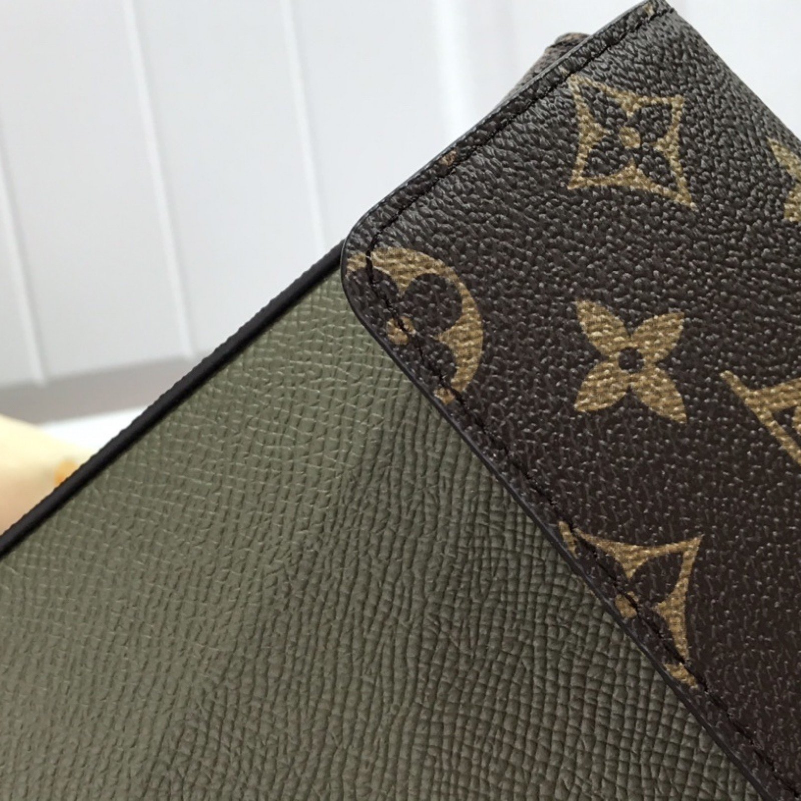 LV POCHETTE VOYAGE STEAMER M30583