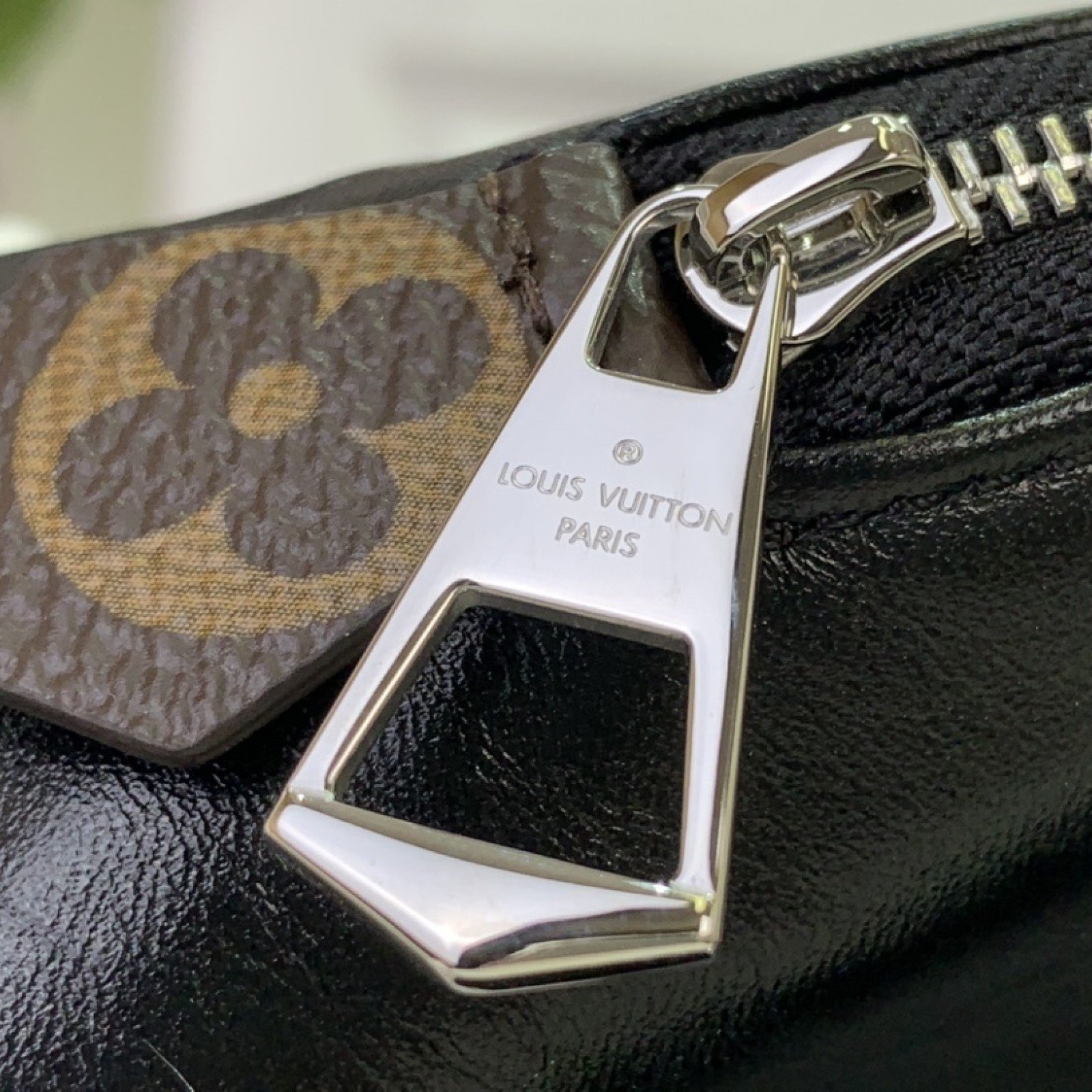 LV Pochette Cosmétique M15206