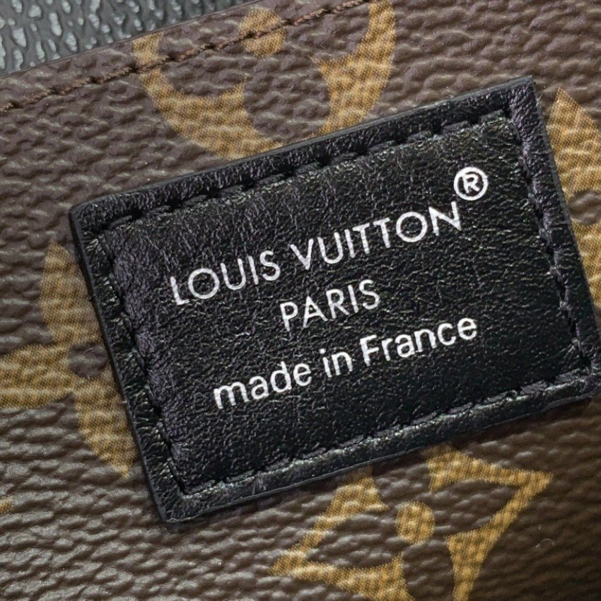 LV Pochette Cosmétique M15206