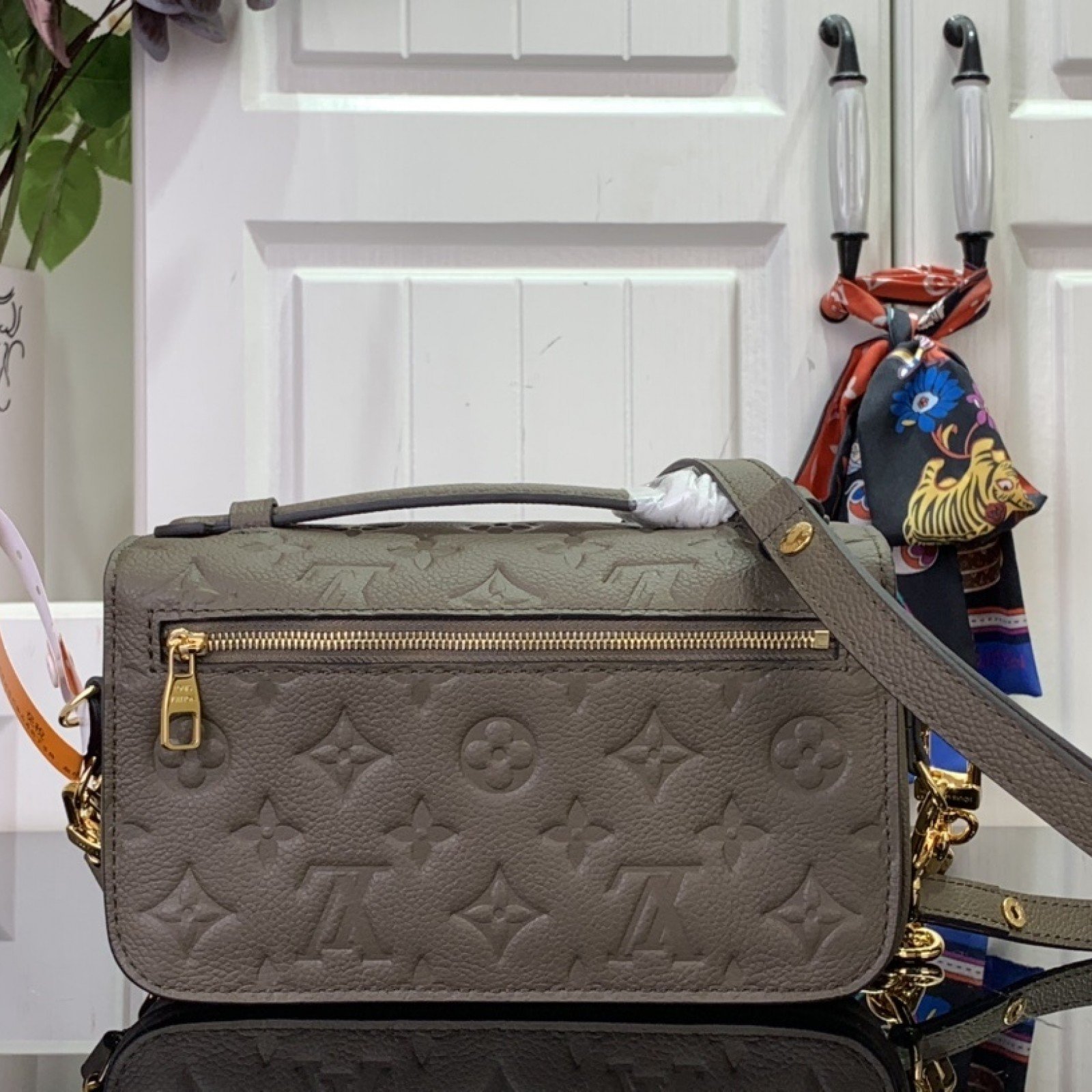 LV Pochette Metis East West m25910