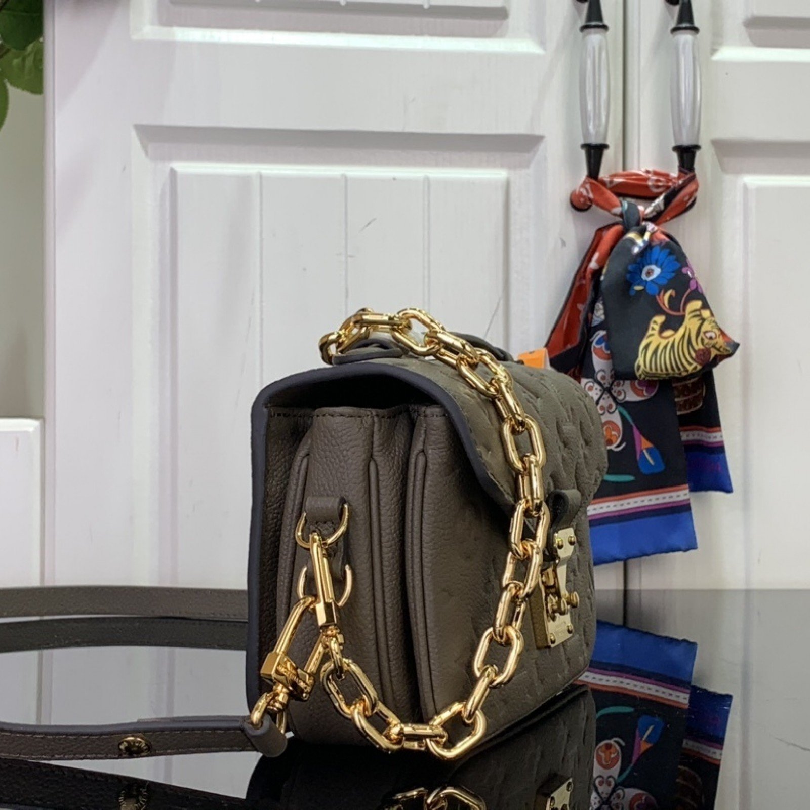 LV Pochette Metis East West m25910
