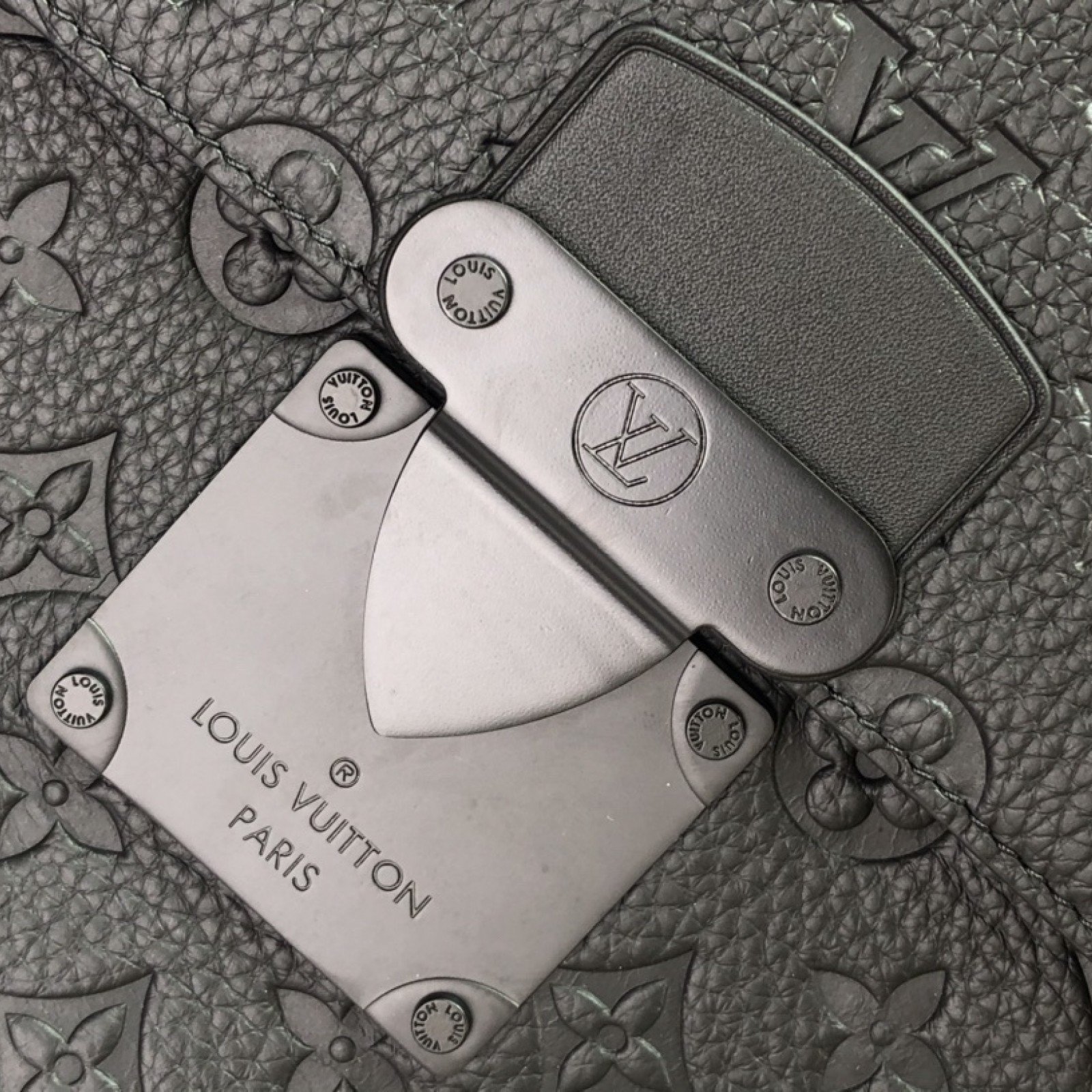 LV S LOCK 4A POUCH M80582