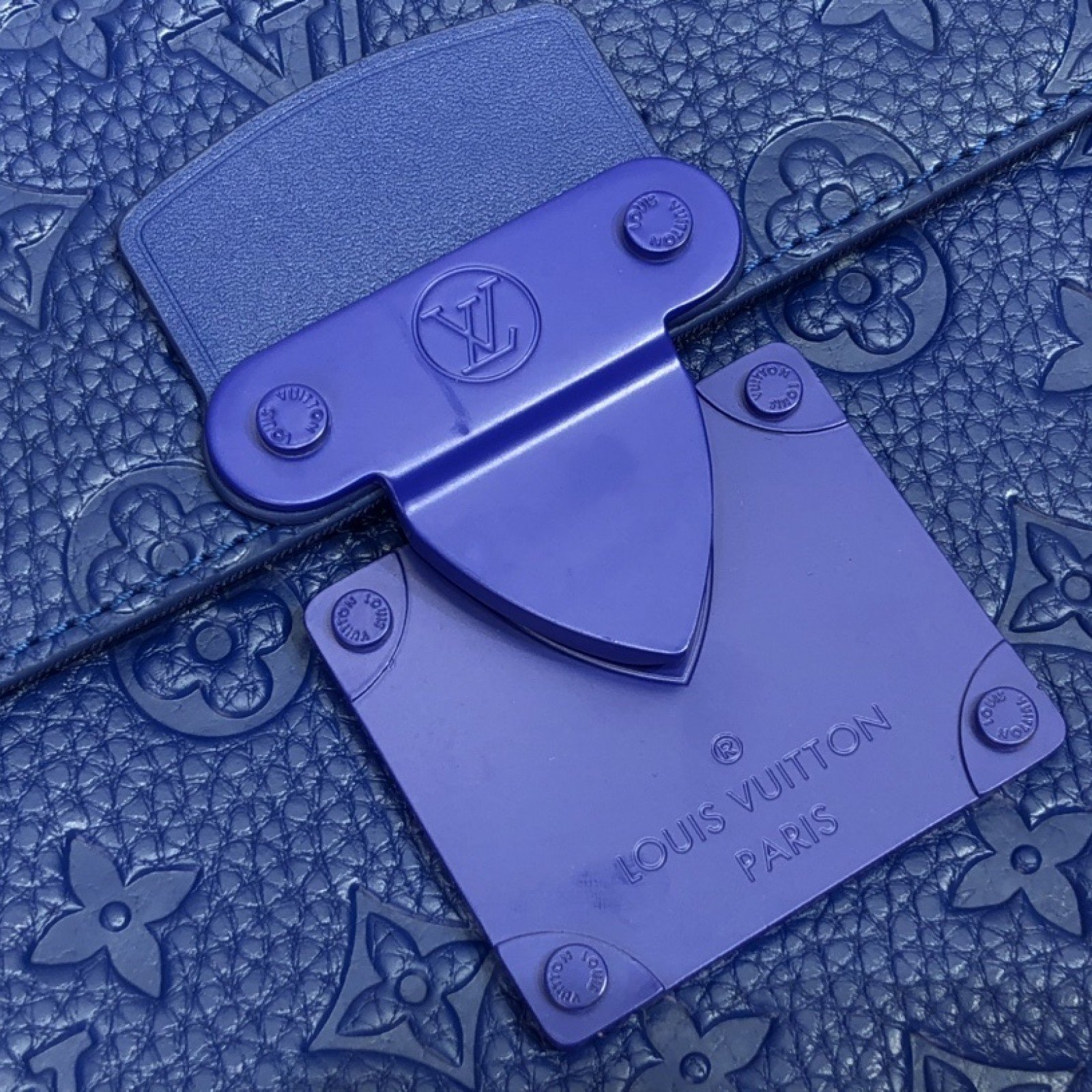 LV S LOCK 4A POUCH M80582