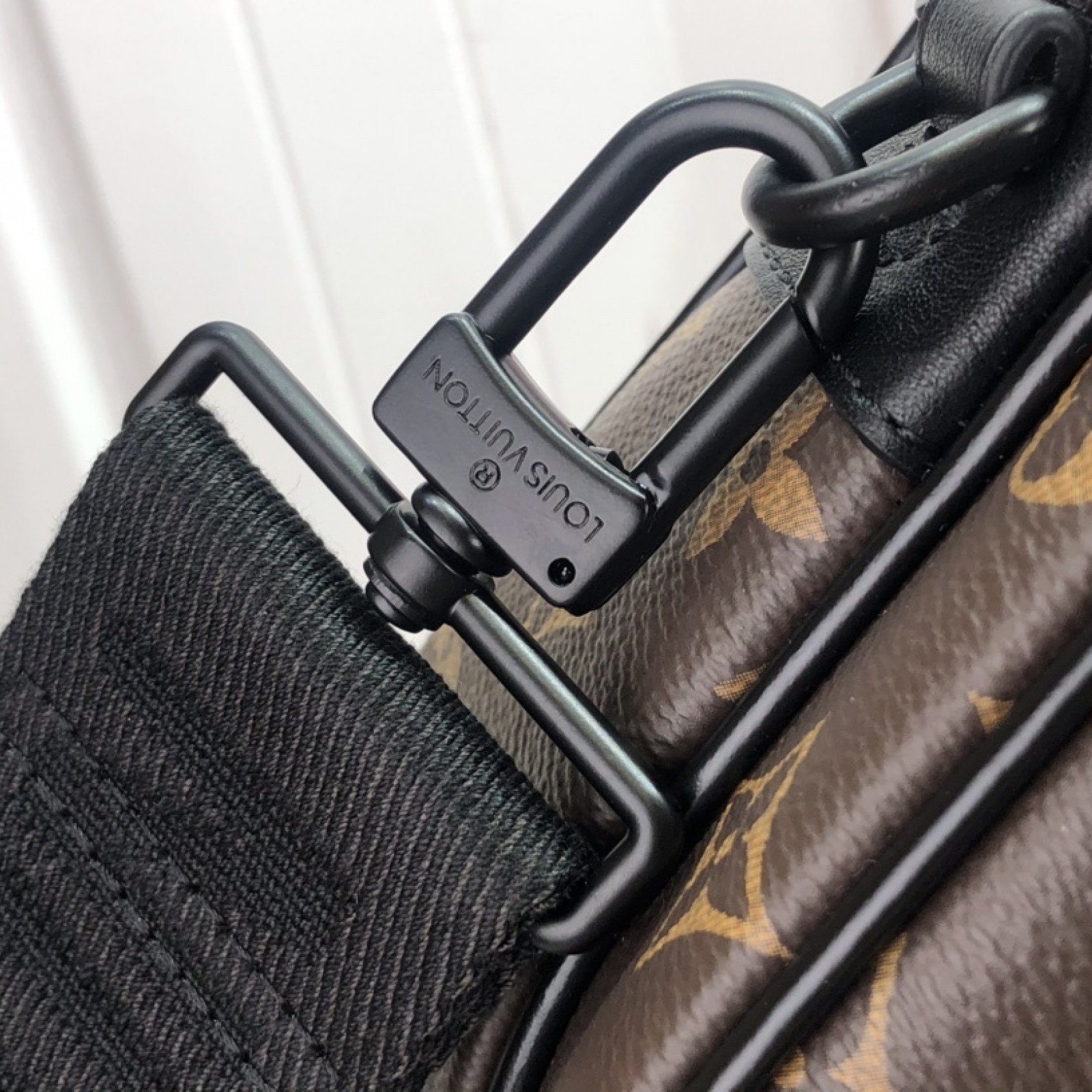 LV S LOCK MESSENGER M45806
