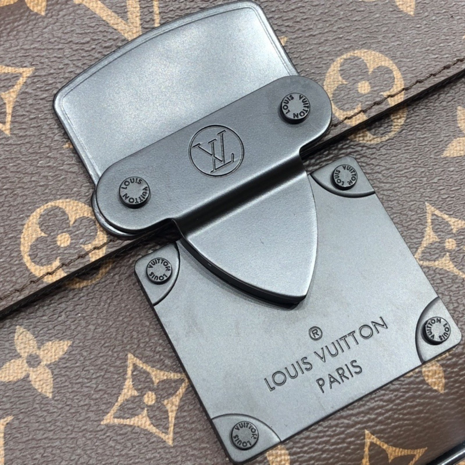 LV S LOCK MESSENGER M45806