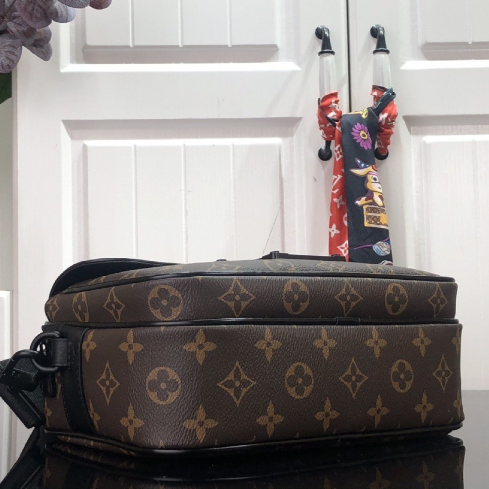 LV S LOCK MESSENGER M45806