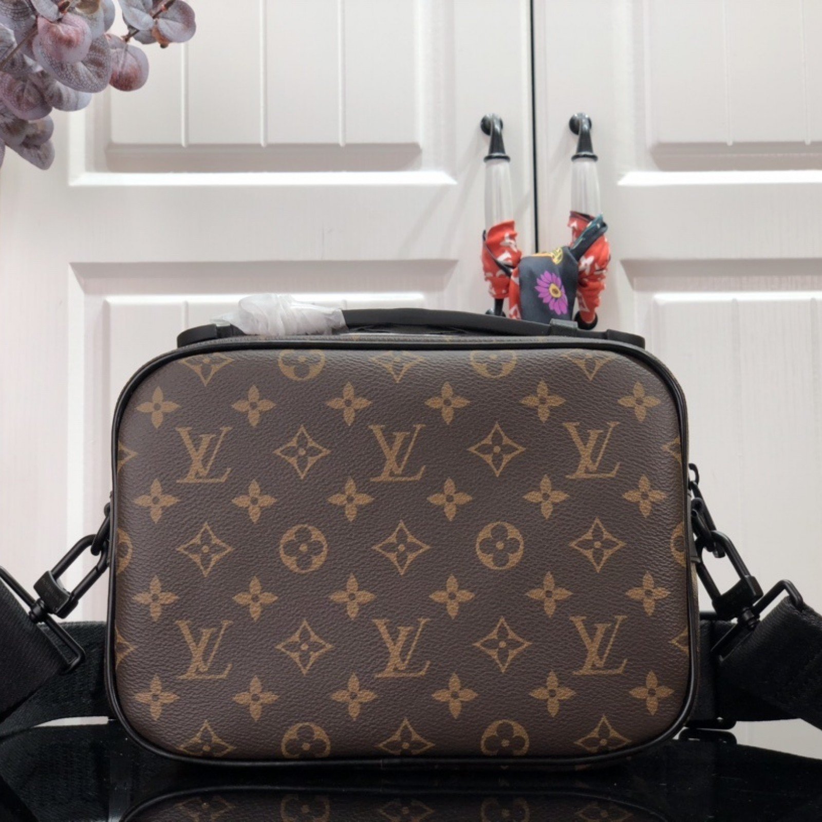 LV S LOCK MESSENGER M45806