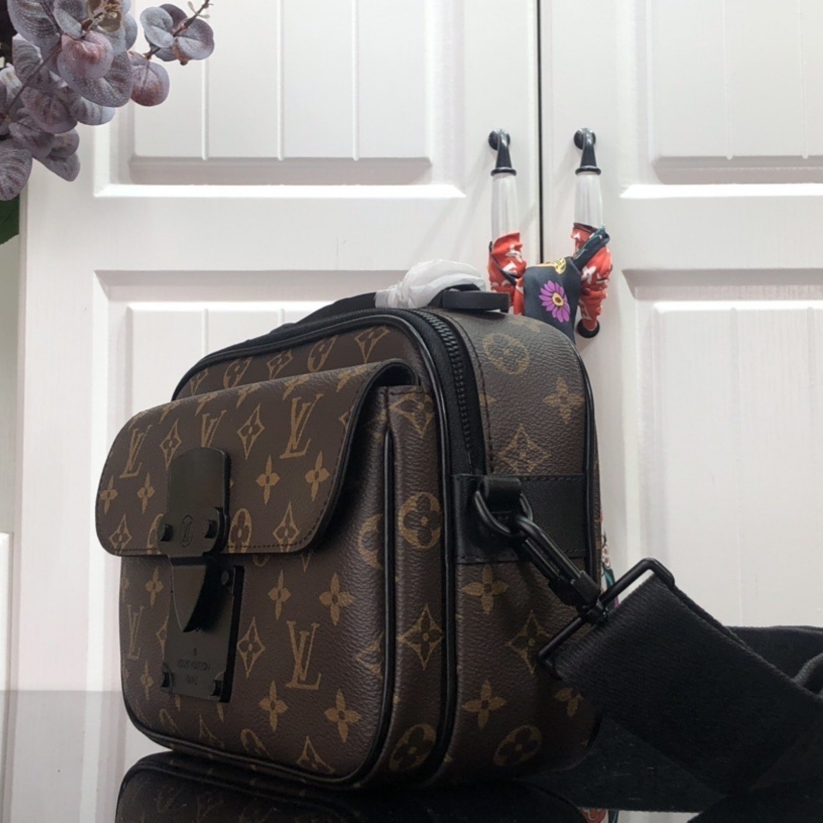 LV S LOCK MESSENGER M45806