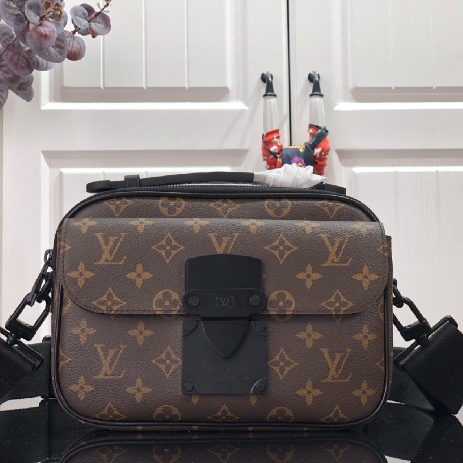 LV S LOCK MESSENGER M45806