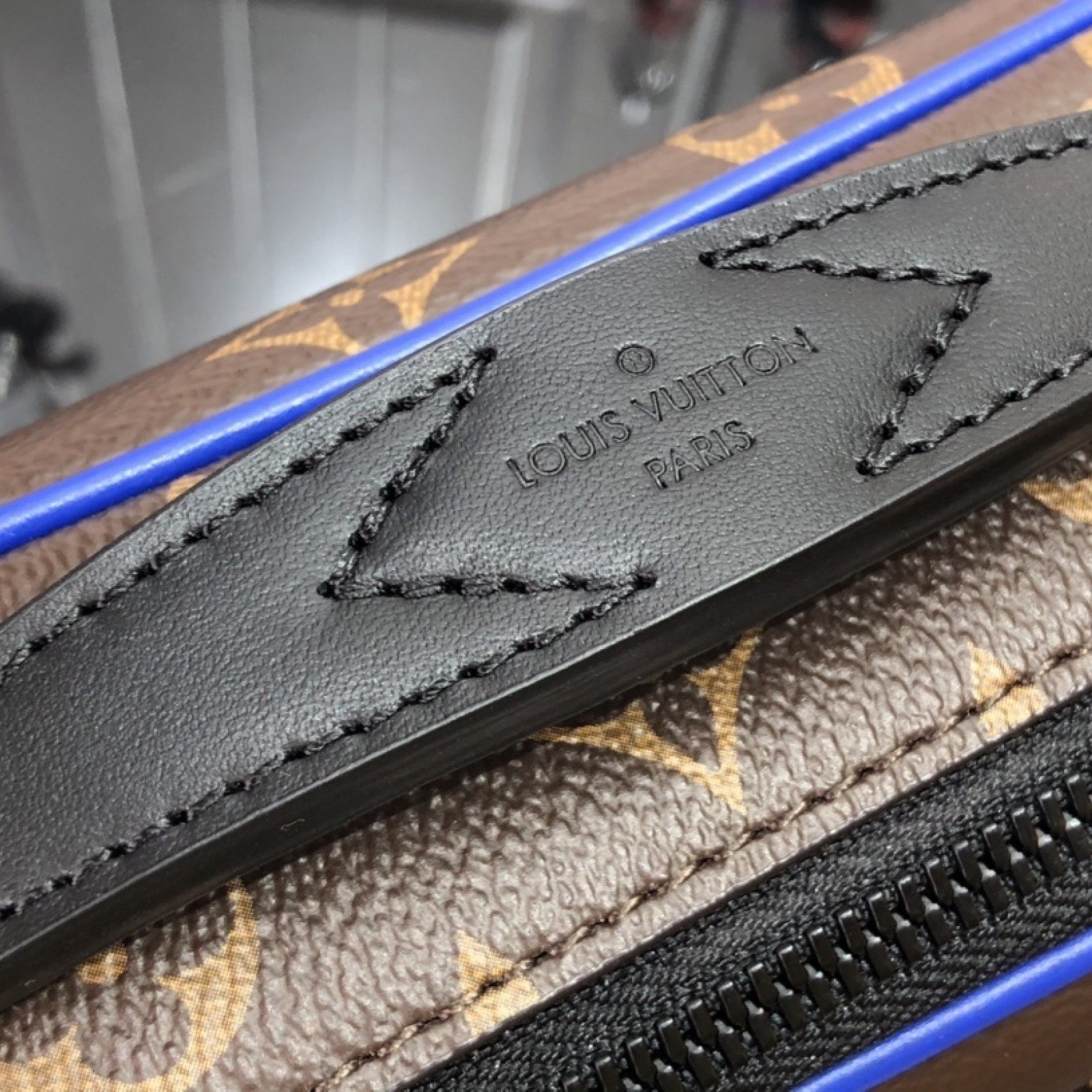 LV S LOCK MESSENGER M45806