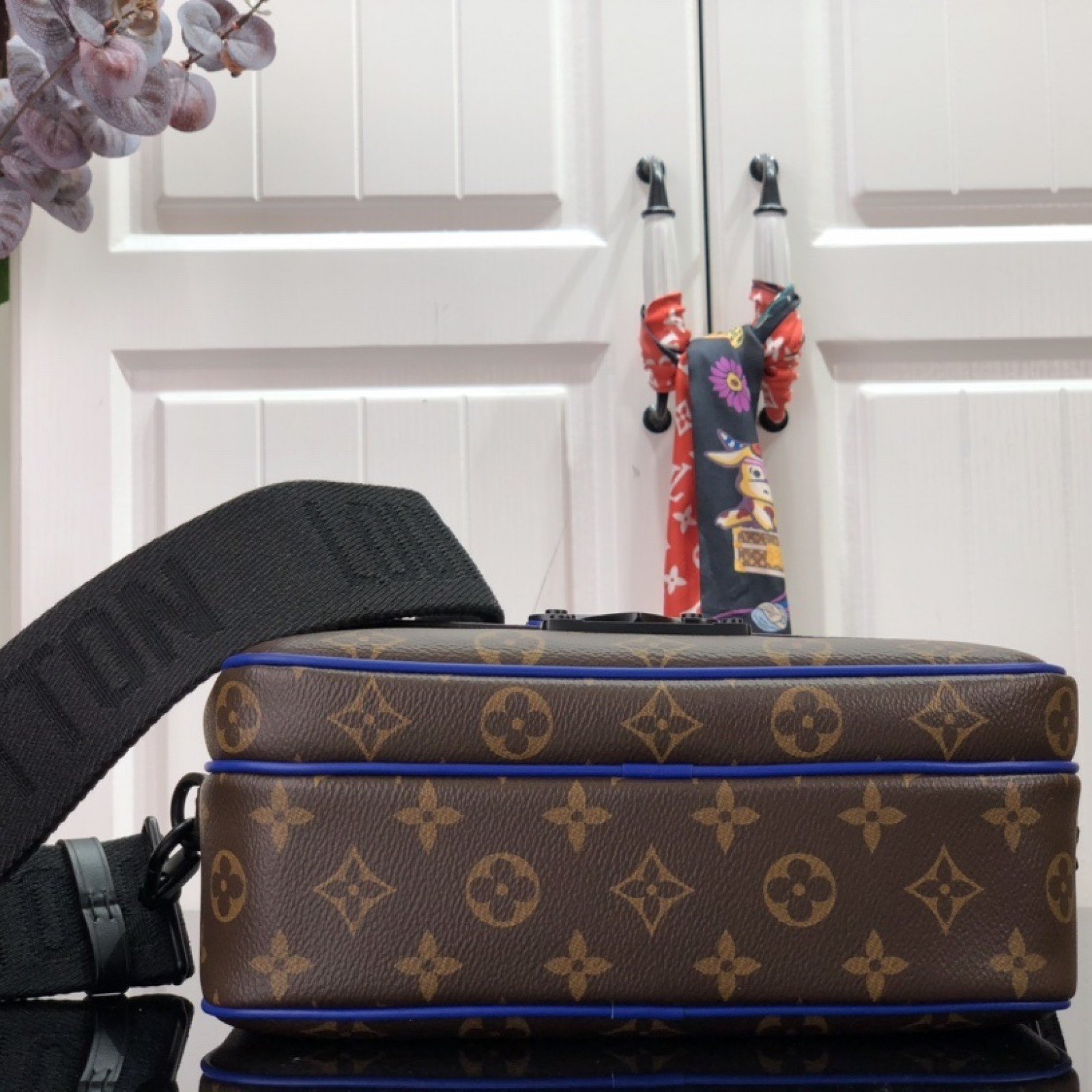 LV S LOCK MESSENGER M45806