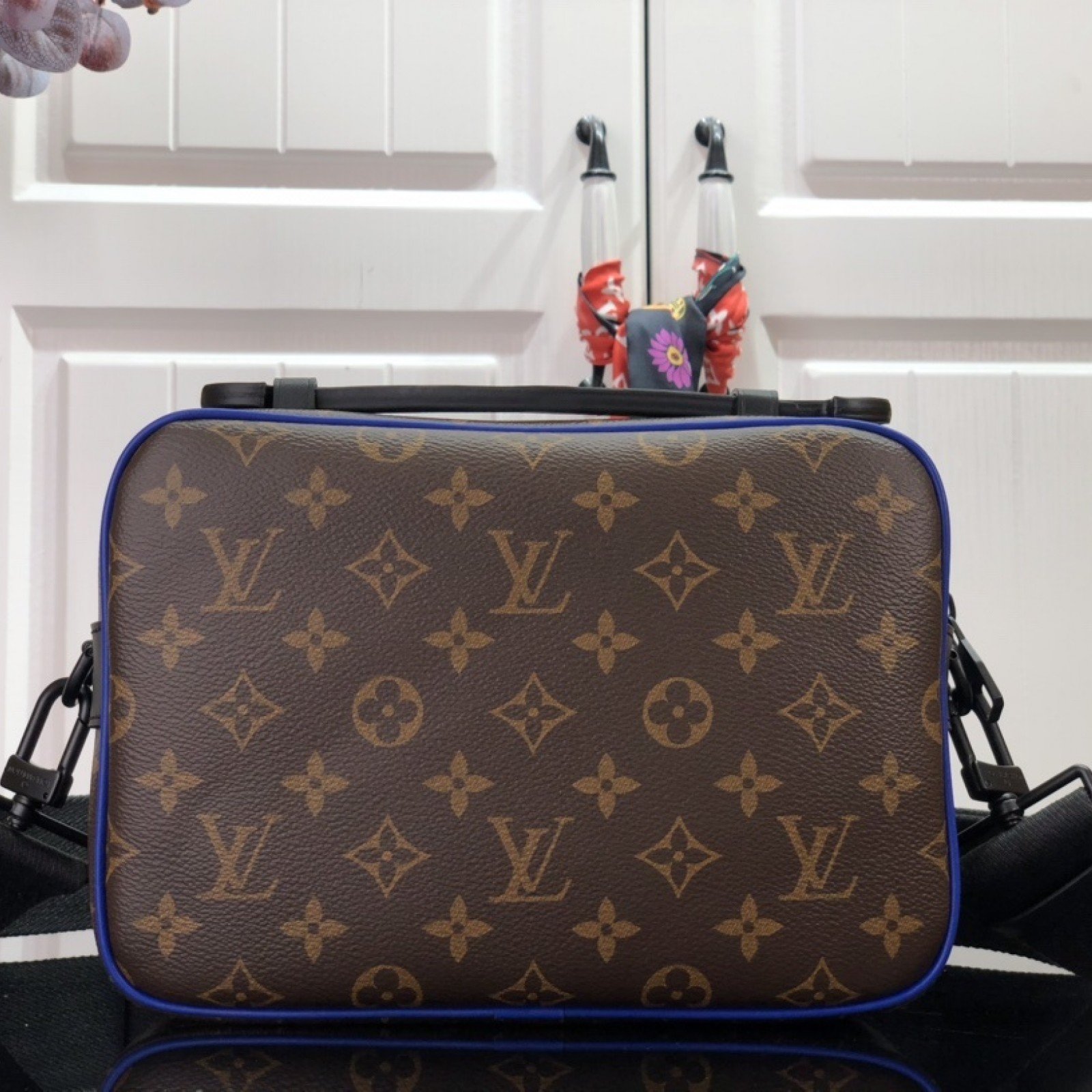 LV S LOCK MESSENGER M45806