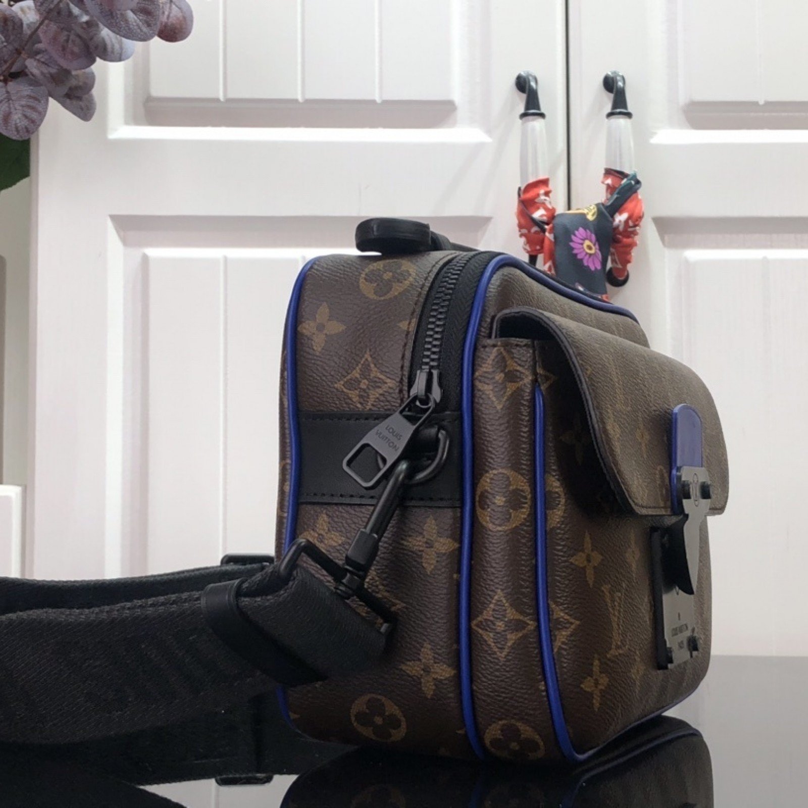 LV S LOCK MESSENGER M45806