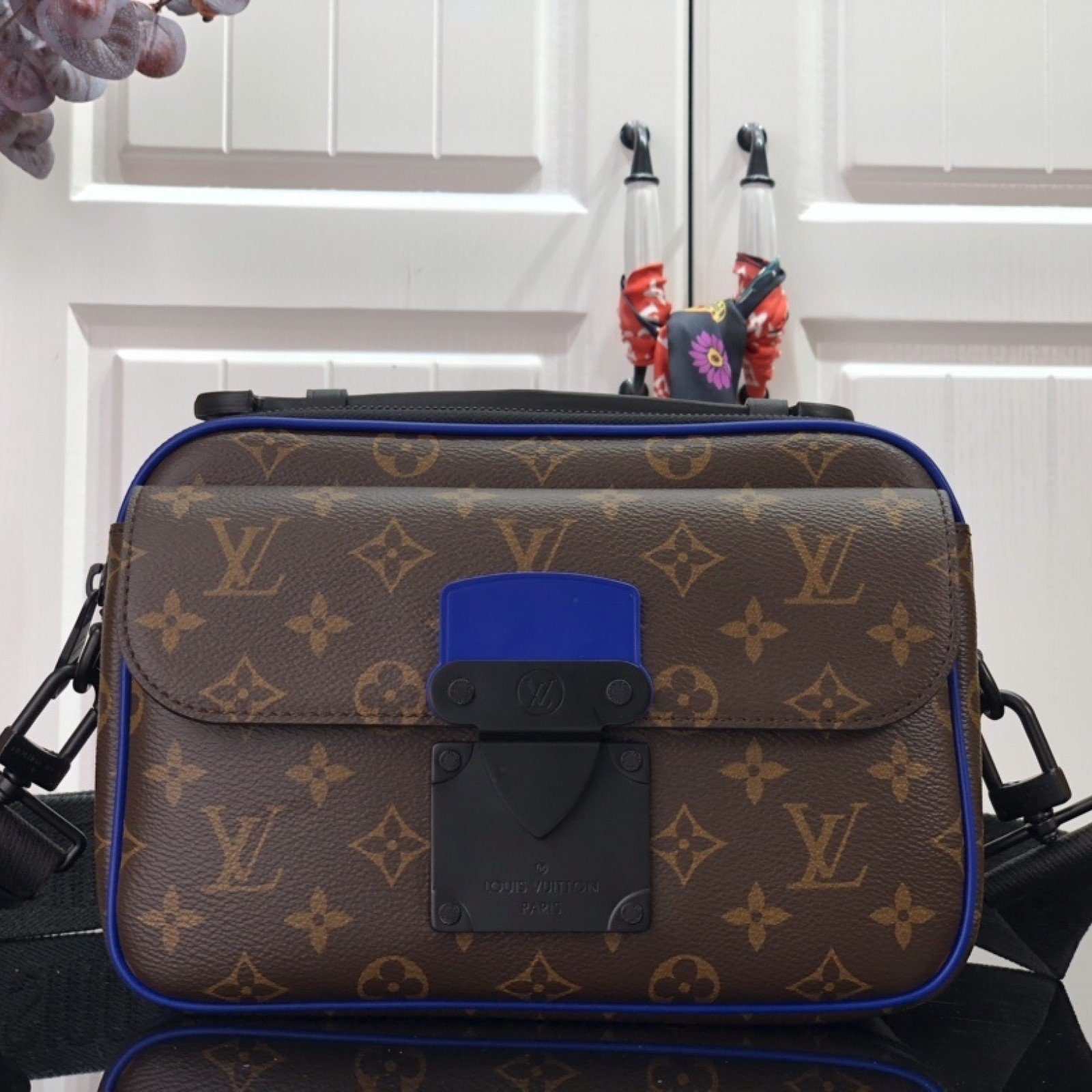 LV S LOCK MESSENGER M45806