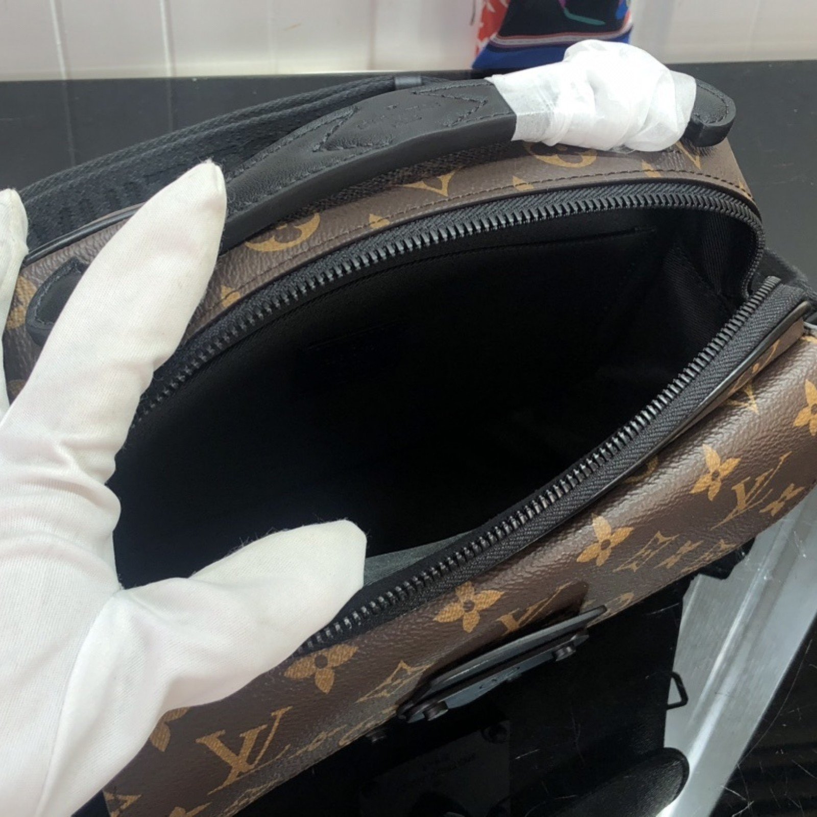 LV S LOCK MESSENGER M45806