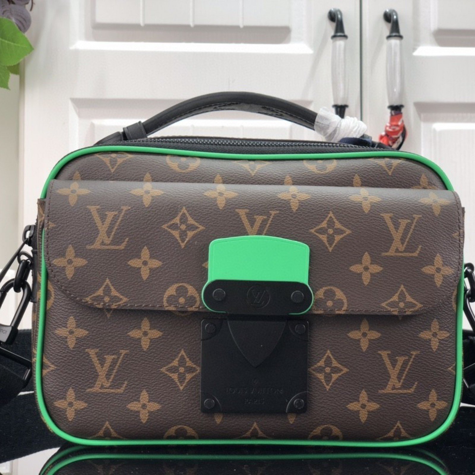 LV S LOCK MESSENGER M46246