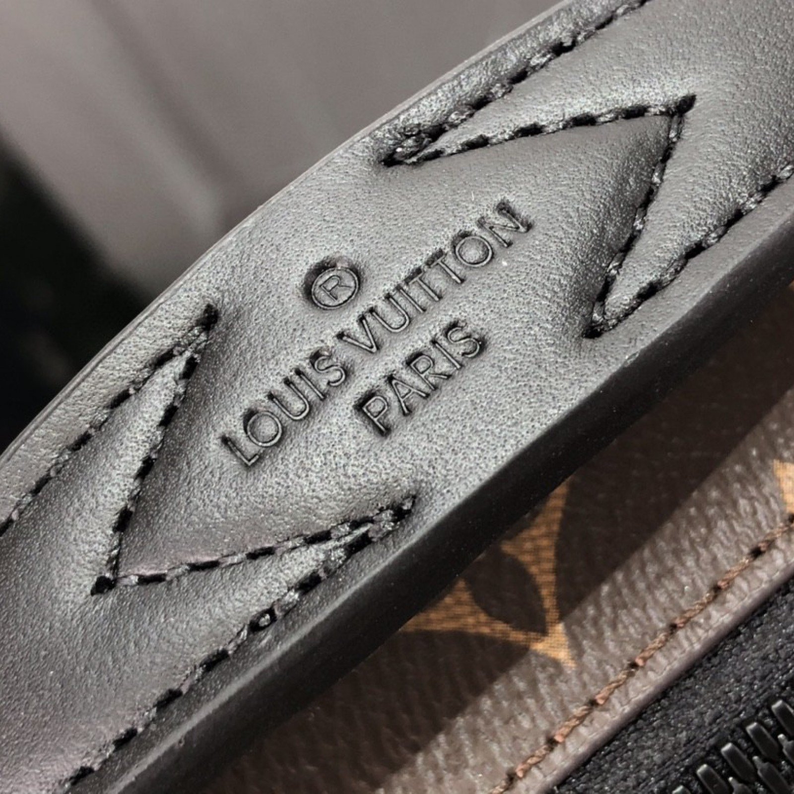 LV S LOCK MESSENGER M46246