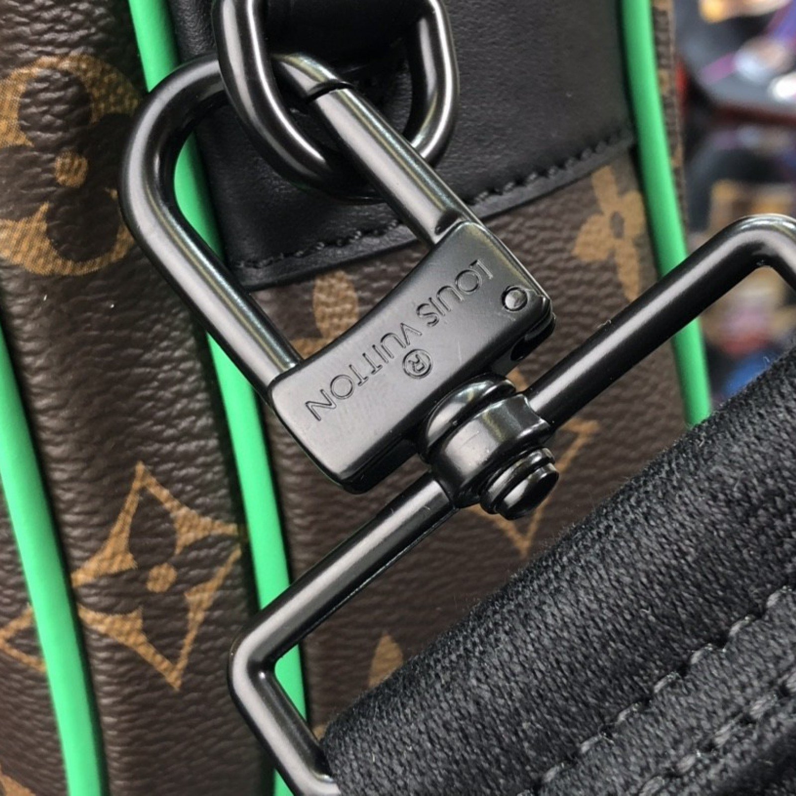 LV S LOCK MESSENGER M46246