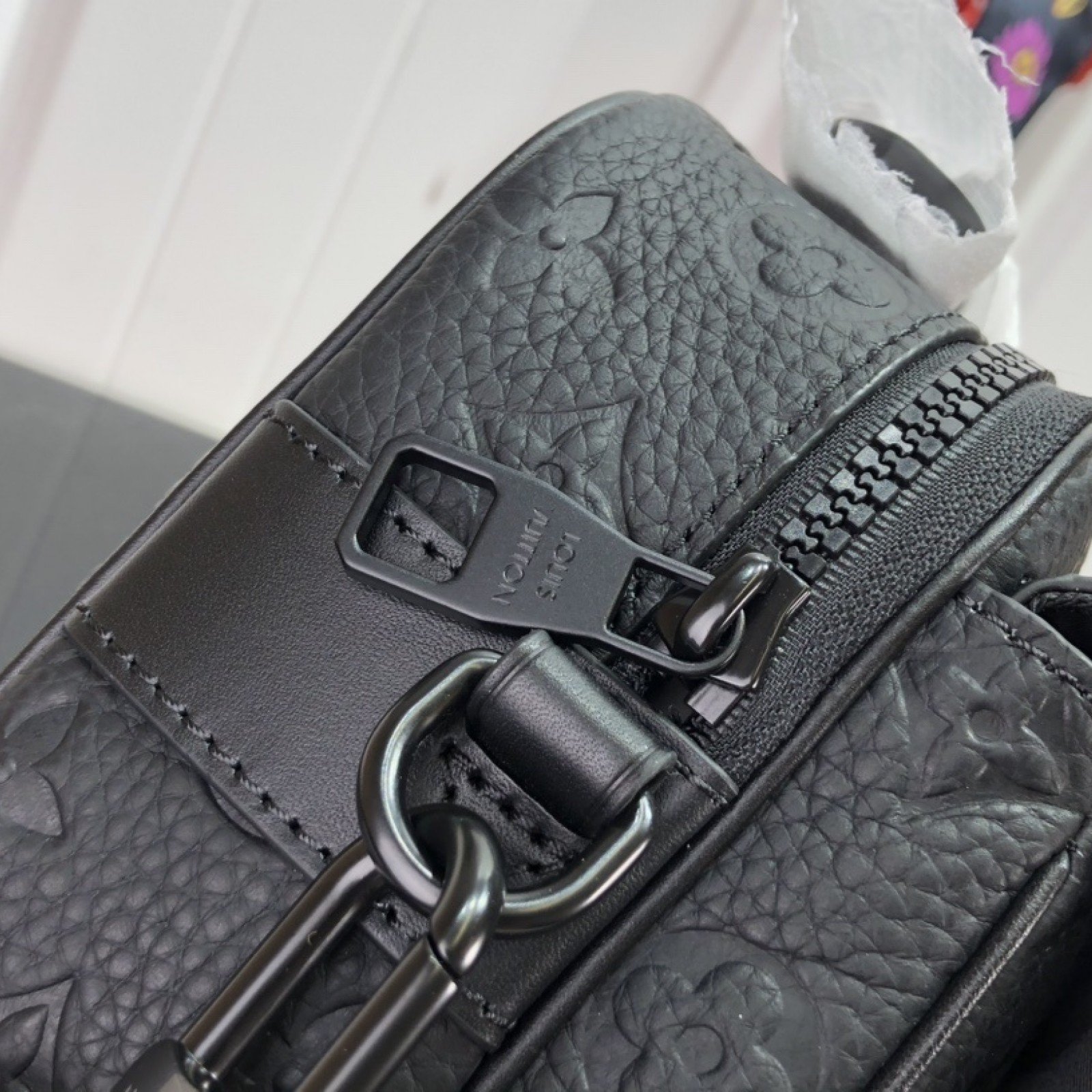 LV S LOCK MESSENGER M58489
