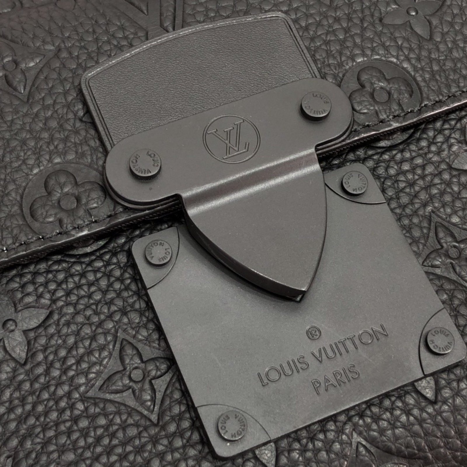 LV S LOCK MESSENGER M58489