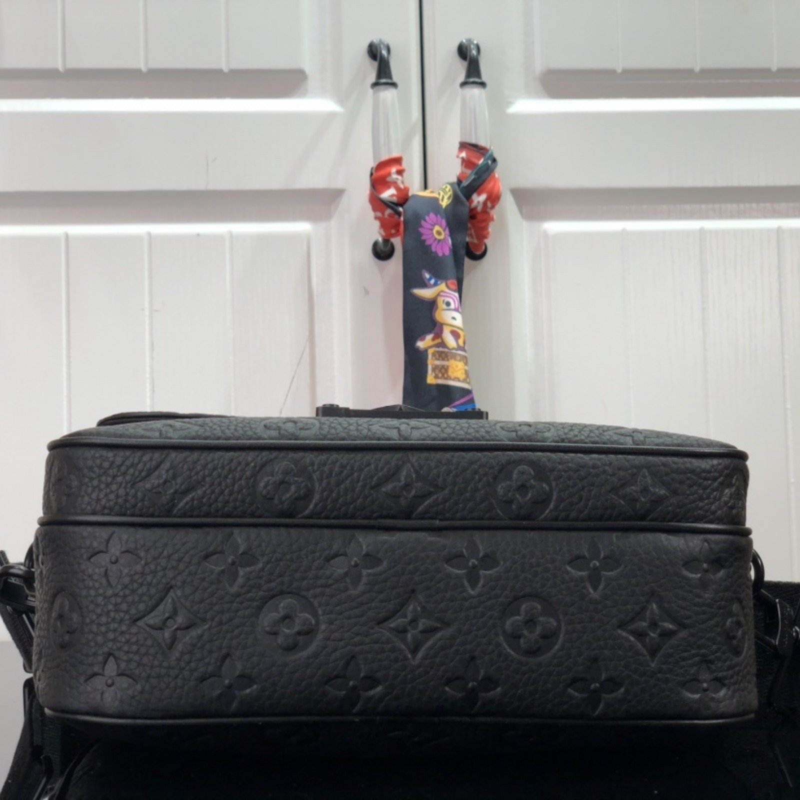 LV S LOCK MESSENGER M58489
