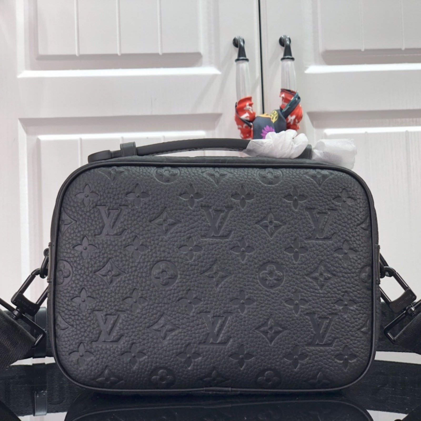 LV S LOCK MESSENGER M58489