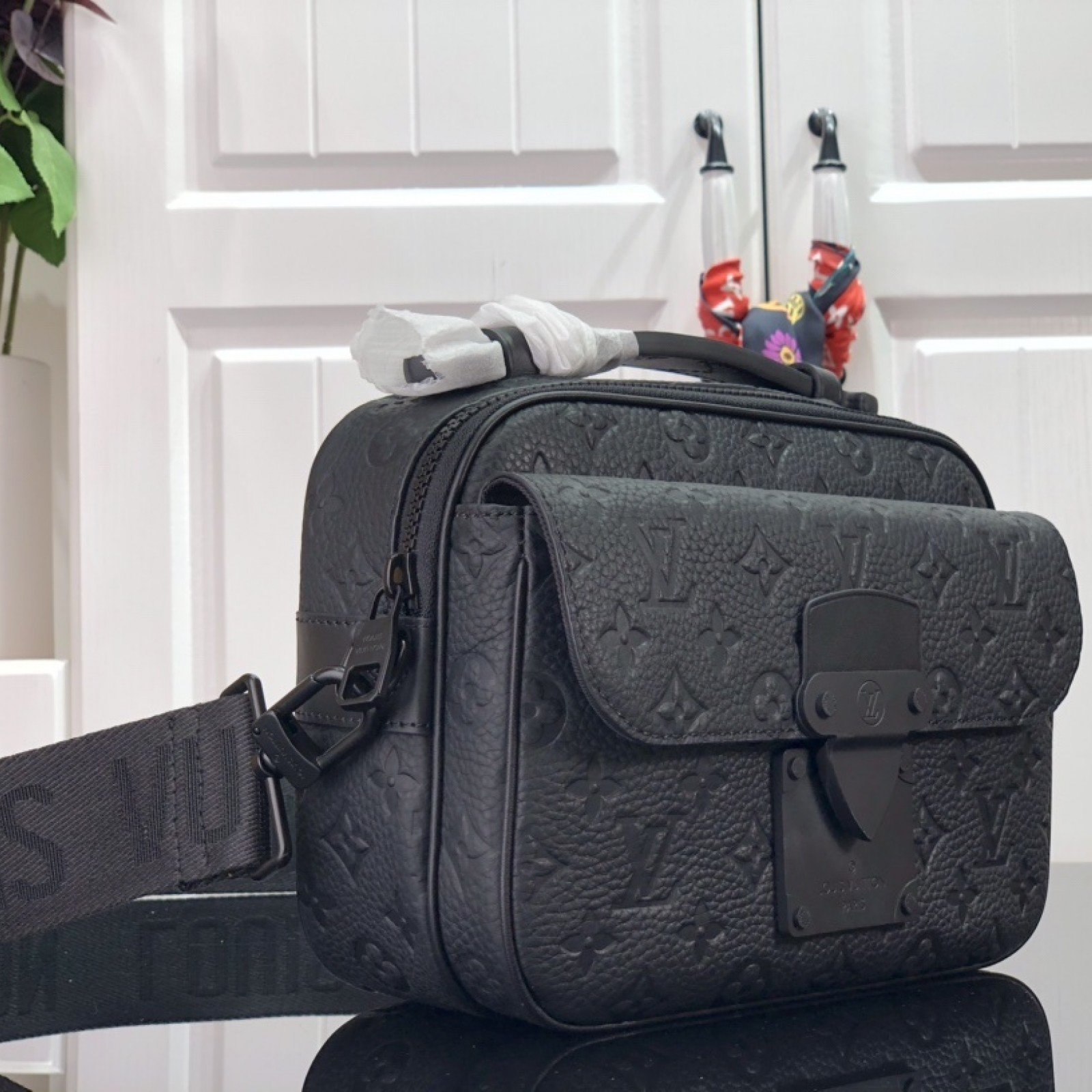 LV S LOCK MESSENGER M58489