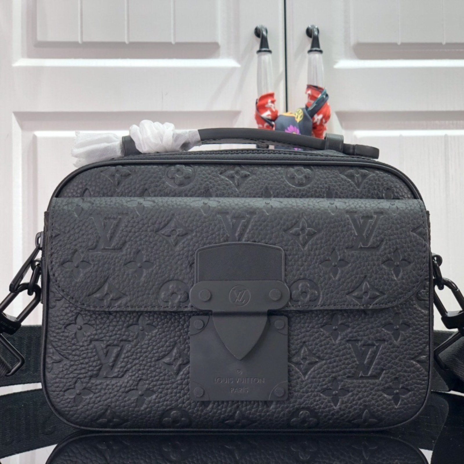 LV S LOCK MESSENGER M58489