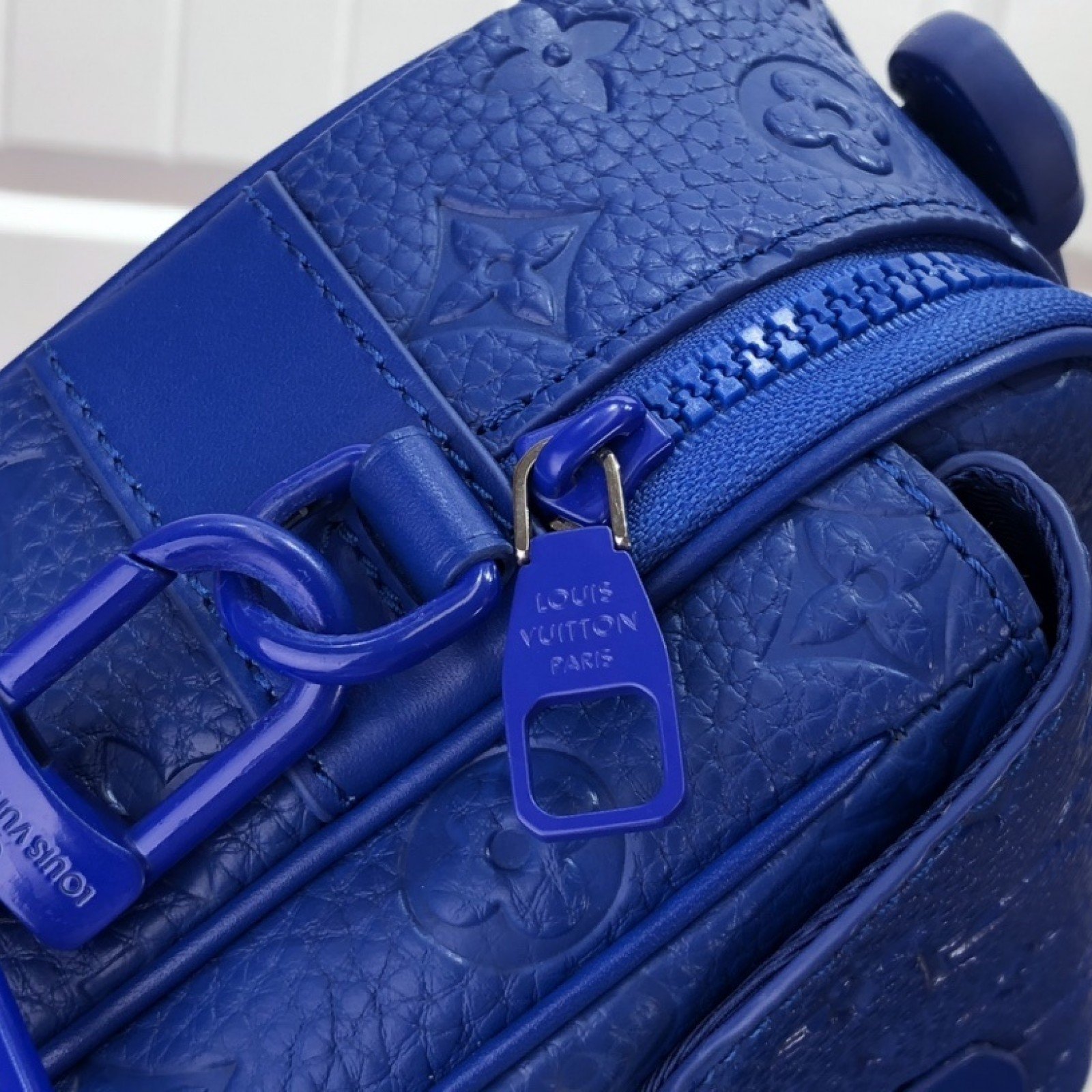 LV S LOCK MESSENGER M58489