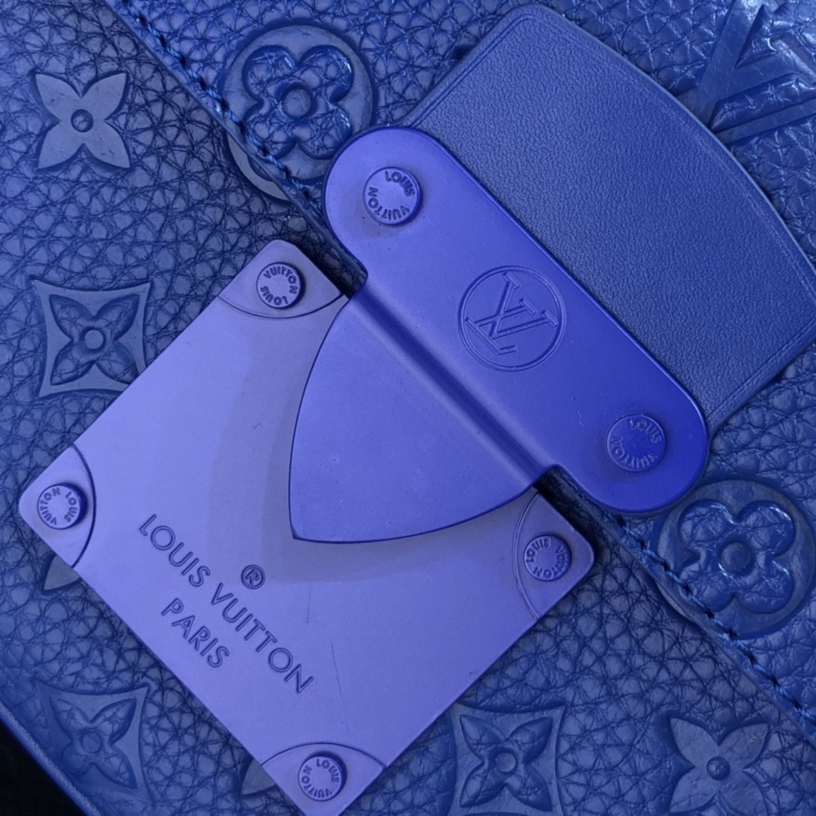 LV S LOCK MESSENGER M58489