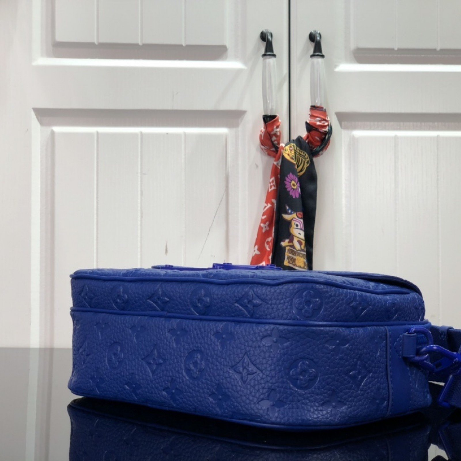 LV S LOCK MESSENGER M58489