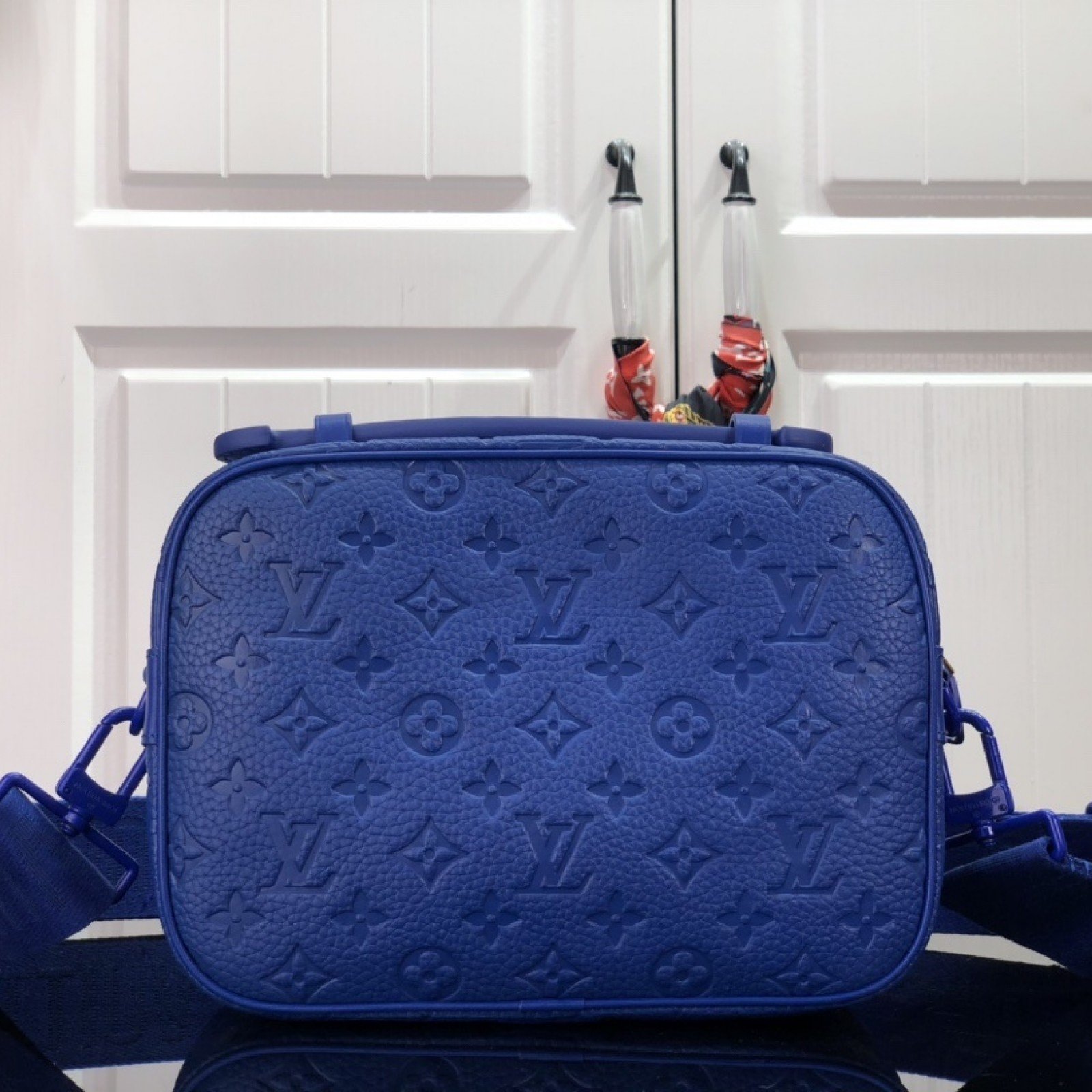 LV S LOCK MESSENGER M58489